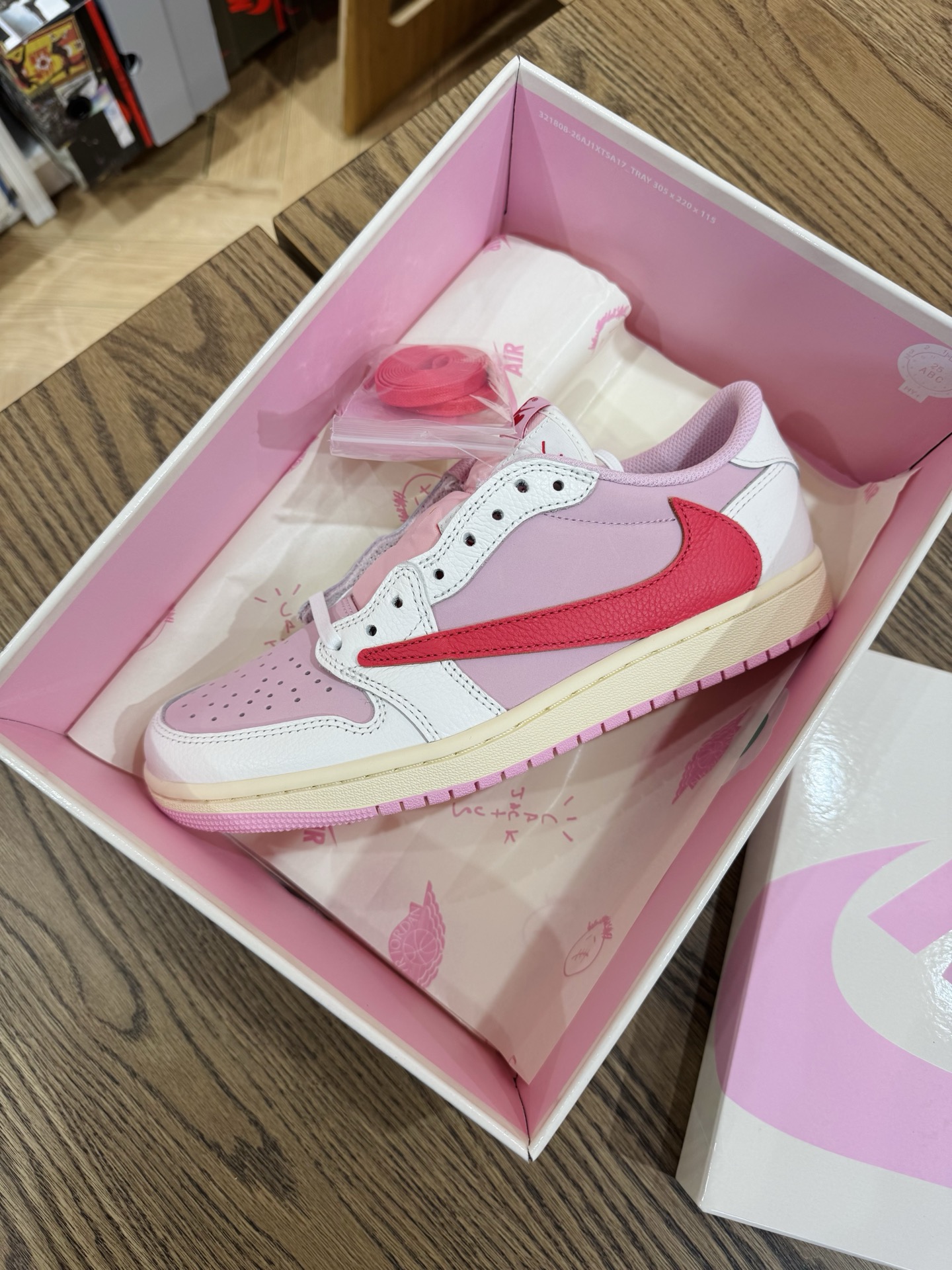  Travis Scott AJ1 Low OG 倒鈎 No.11代 粉色紅鈎 IQ7604-101