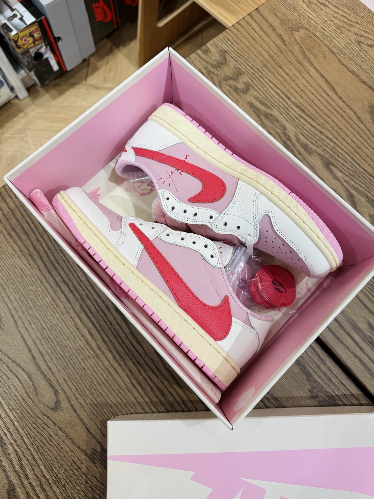  Travis Scott AJ1 Low OG 倒鈎 No.11代 粉色紅鈎 IQ7604-101