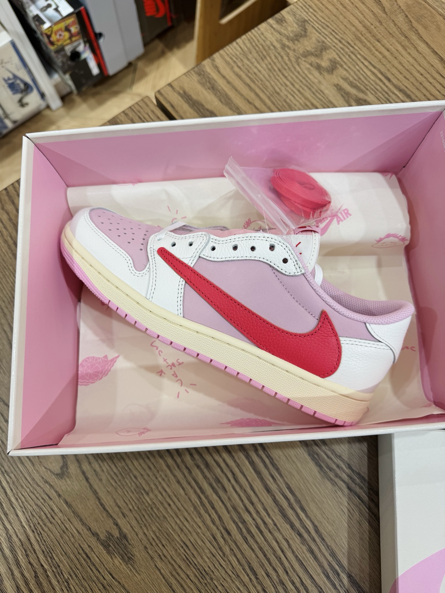  Travis Scott AJ1 Low OG 倒鈎 No.11代 粉色紅鈎 IQ7604-101