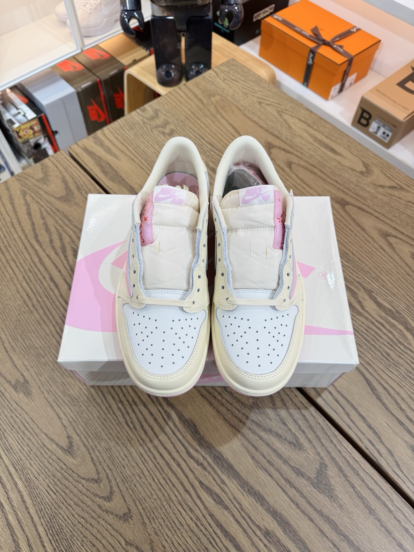 Travis Scott AJ1 Low OG 倒鉤 No.12代 奶油粉 IQ7604-100