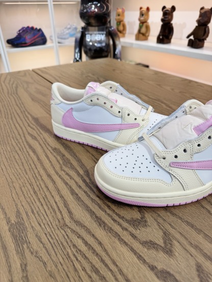 Travis Scott AJ1 Low OG 倒鉤 No.12代 奶油粉 IQ7604-100