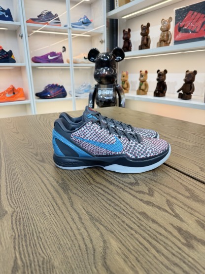 Kobe 6 All-Star 裸眼3D Hollywood 2026 Protro 紅藍色 尺碼 40-48.5「US7-14」IQ3902-002