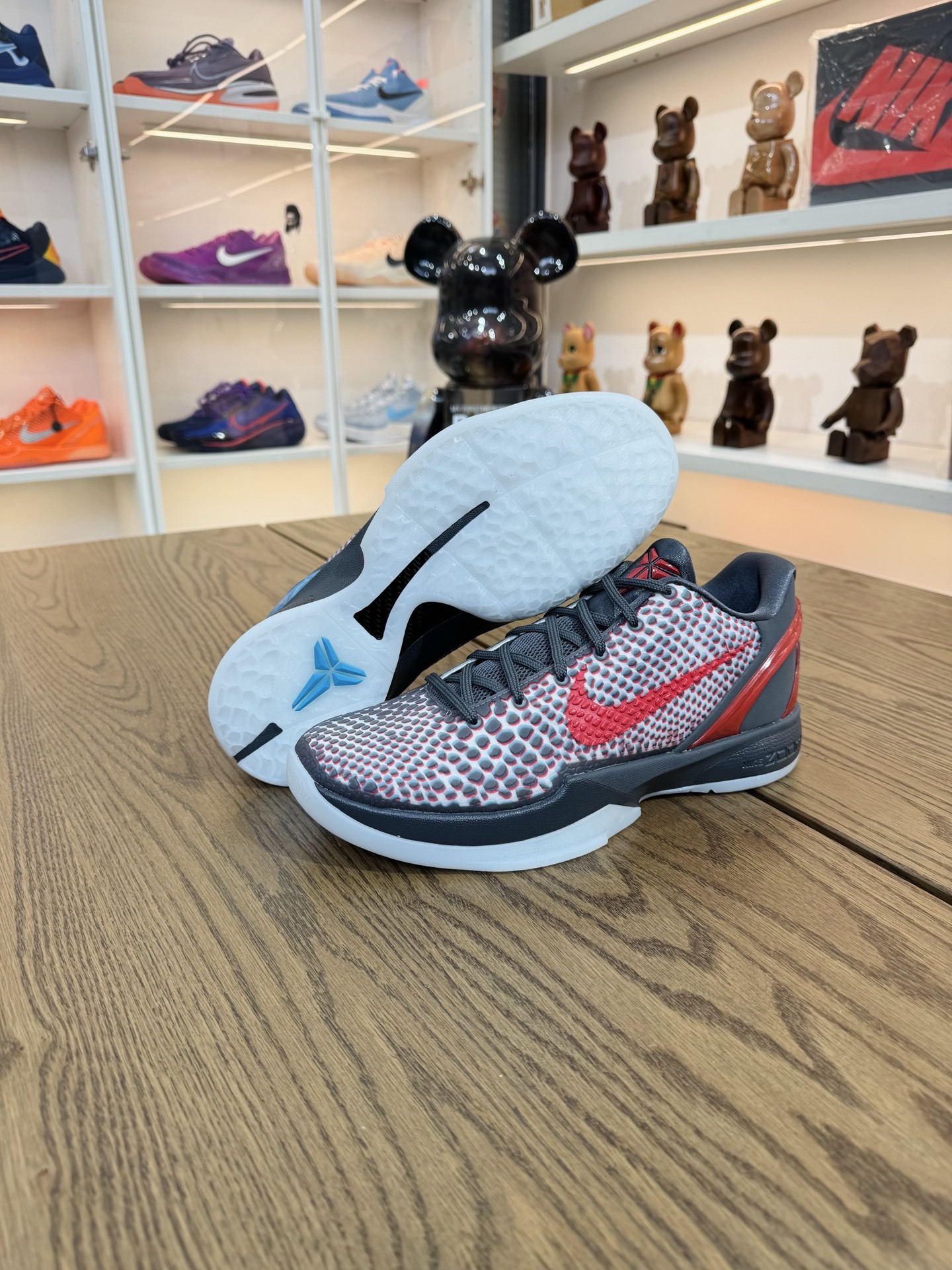 Kobe 6 All-Star 裸眼3D Hollywood 2026 Protro 紅藍色 尺碼 40-48.5「US7-14」IQ3902-002