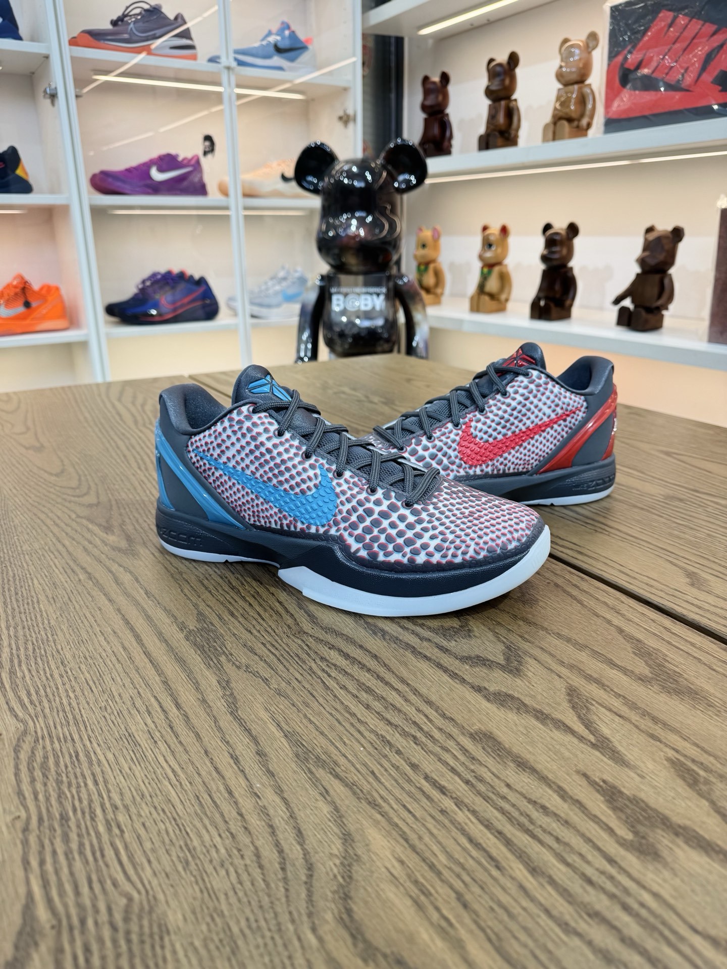 Kobe 6 All-Star 裸眼3D Hollywood 2026 Protro 紅藍色 尺碼 40-48.5「US7-14」IQ3902-002