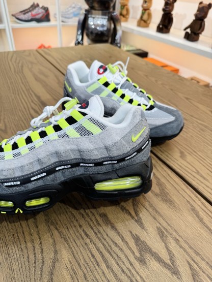 UNDEFEATED × Air Max 95 SP  紐約限定 灰綠色 Ltd：049/600 尺碼 40-48.5「US7-14」 IB4523-004