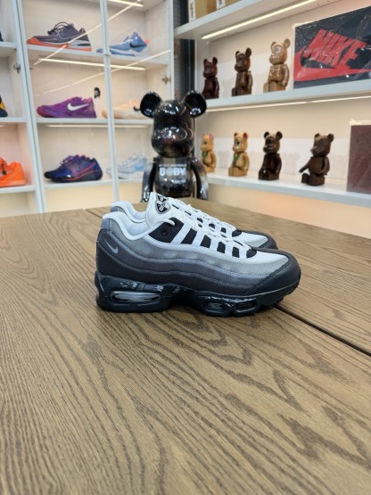 Yu-Gi-Oh! x Air Muscle 95 遊戲王聯名 灰色 II7404-100 尺碼 40-48.5「US7-14」