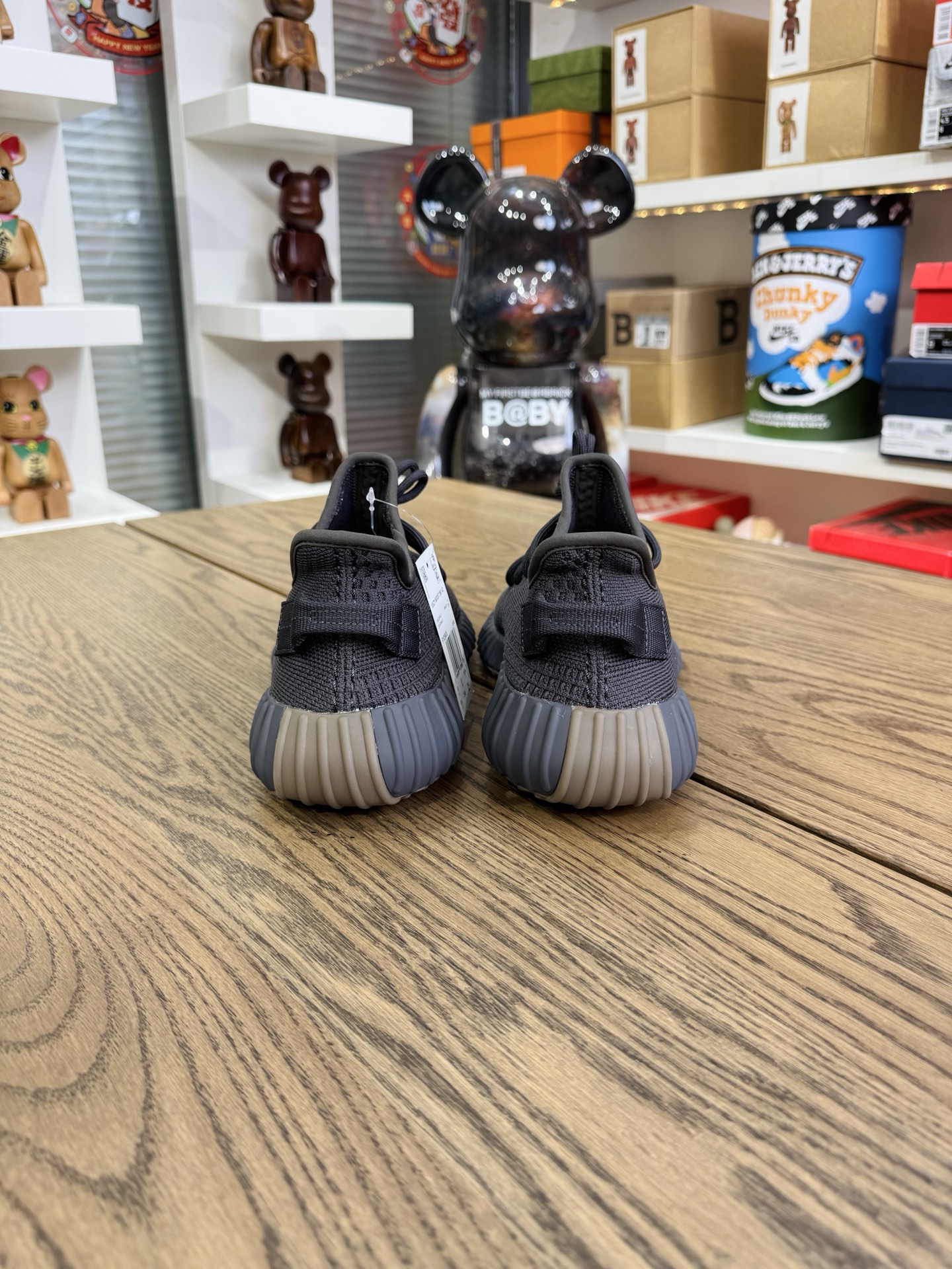 Yeezy 350 V2 Cinder FY2903（黑生膠）