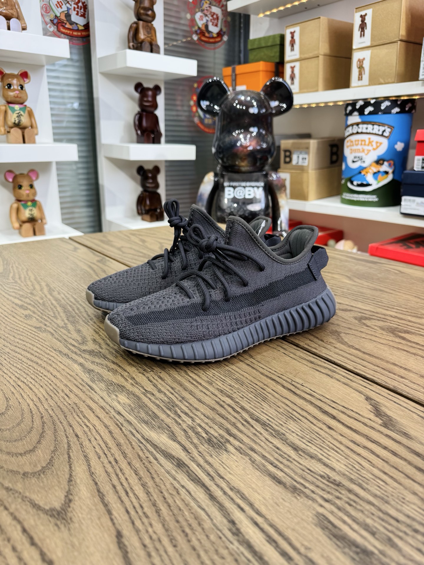 Yeezy 350 V2 Cinder FY2903（黑生膠）