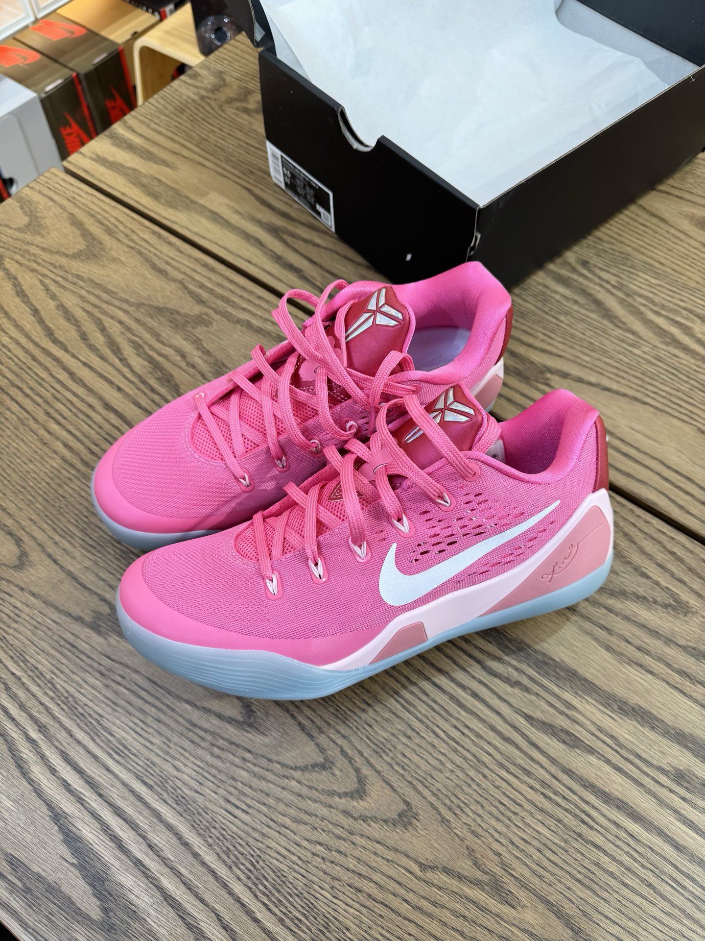 KOBE 9 Low EM 猛男粉 Think Pink PE HQ4995-600