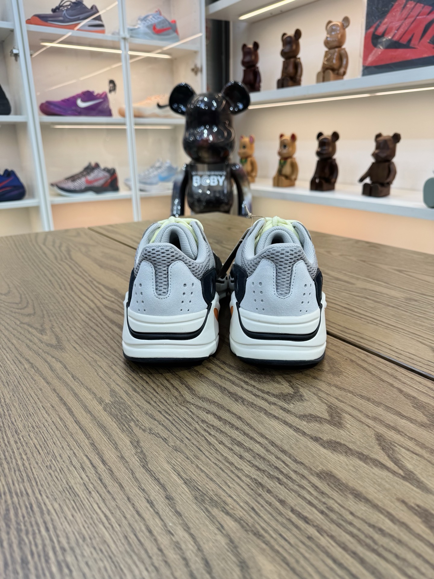 Yeezy Boost 700 初代 Wave Runner 灰白黑 2022款 B75571