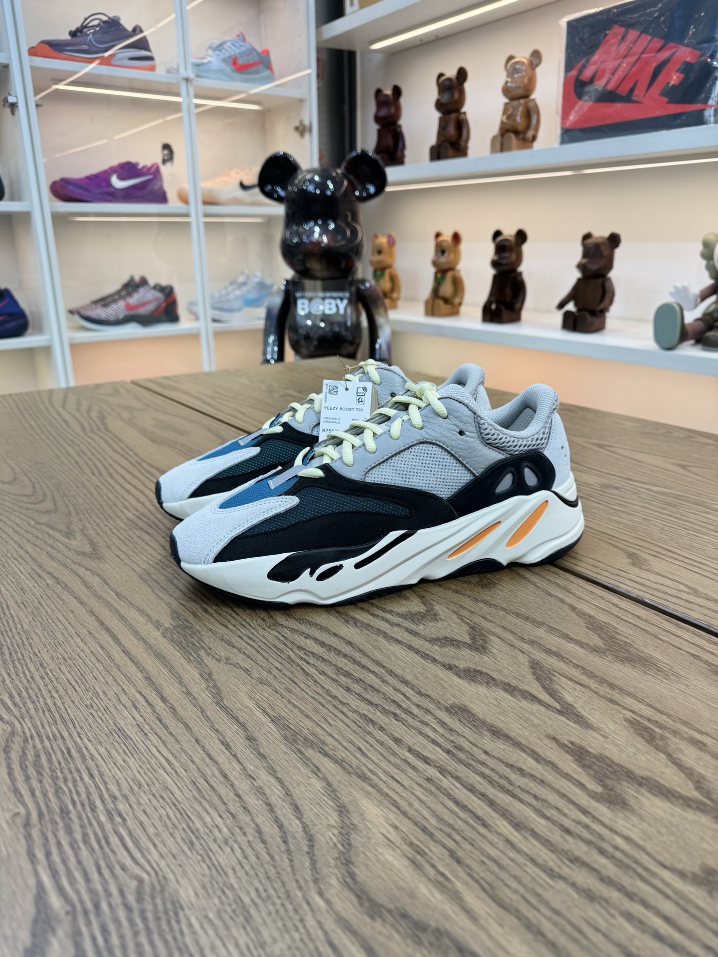 Yeezy Boost 700 初代 Wave Runner 灰白黑 2022款 B75571