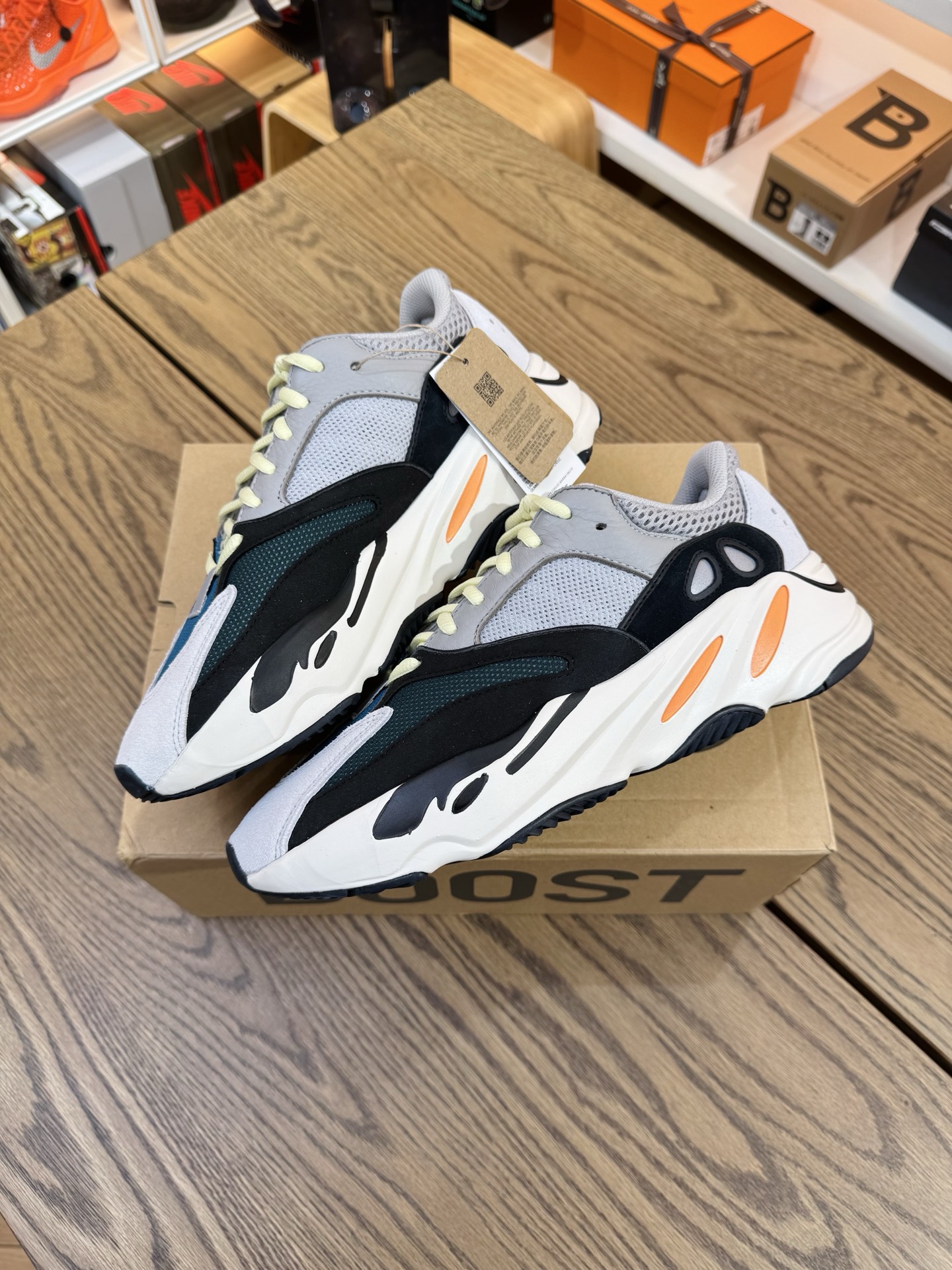 Yeezy Boost 700 初代 Wave Runner 灰白黑 2022款 B75571