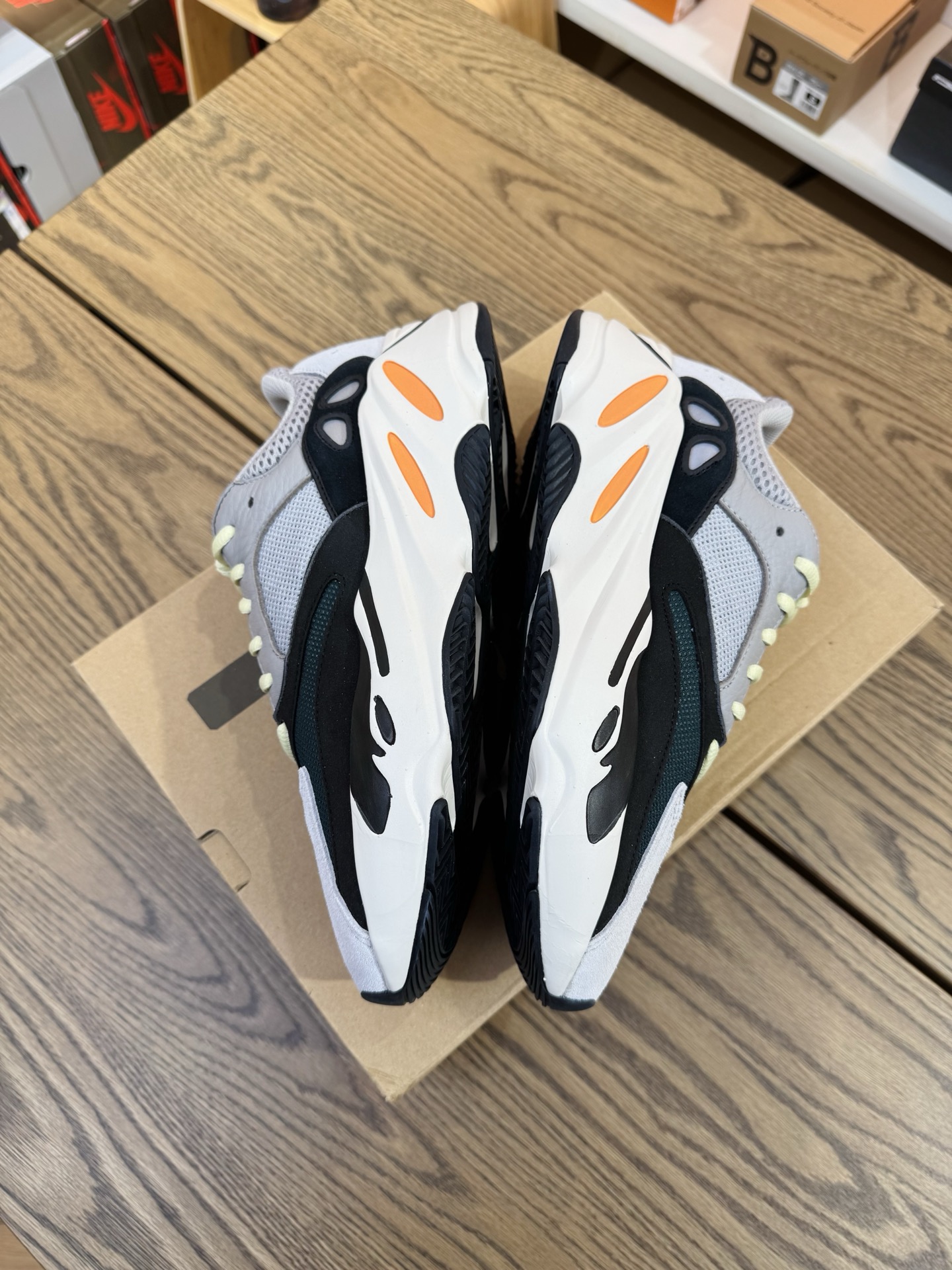 Yeezy Boost 700 初代 Wave Runner 灰白黑 2022款 B75571