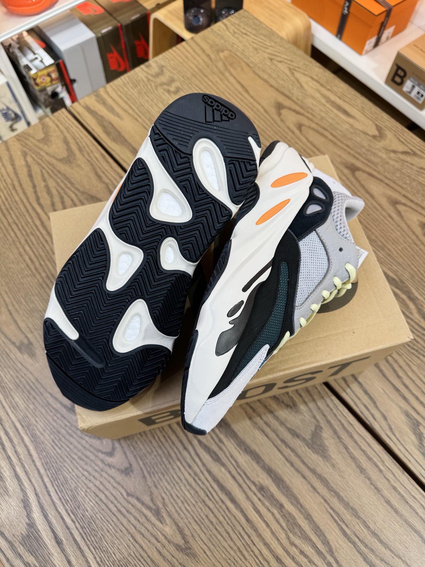 Yeezy Boost 700 初代 Wave Runner 灰白黑 2022款 B75571