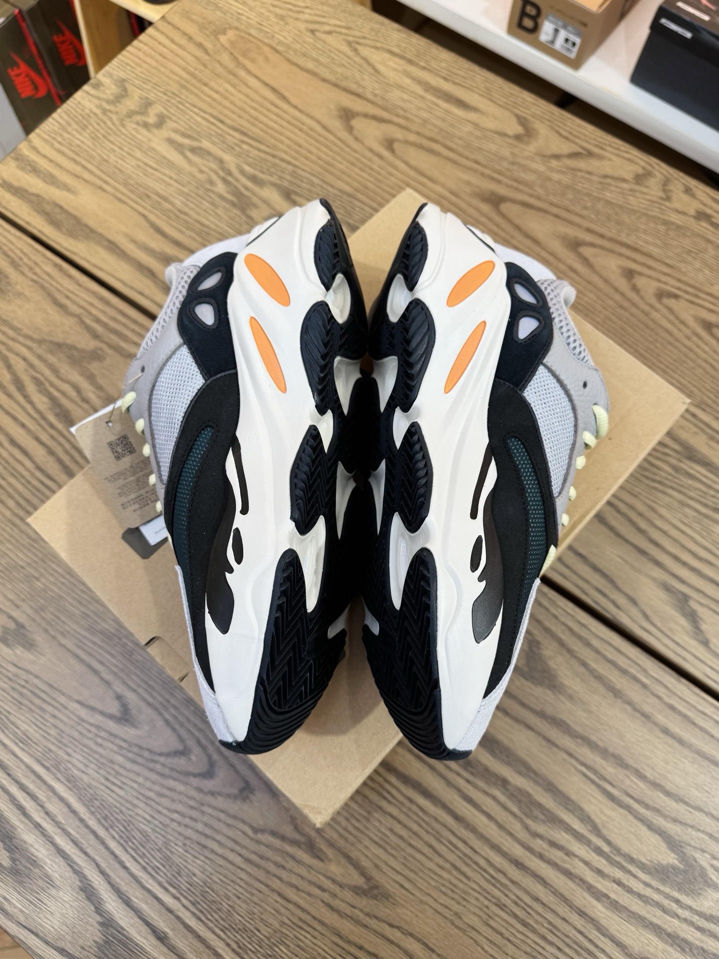 Yeezy Boost 700 初代 Wave Runner 灰白黑 2022款 B75571