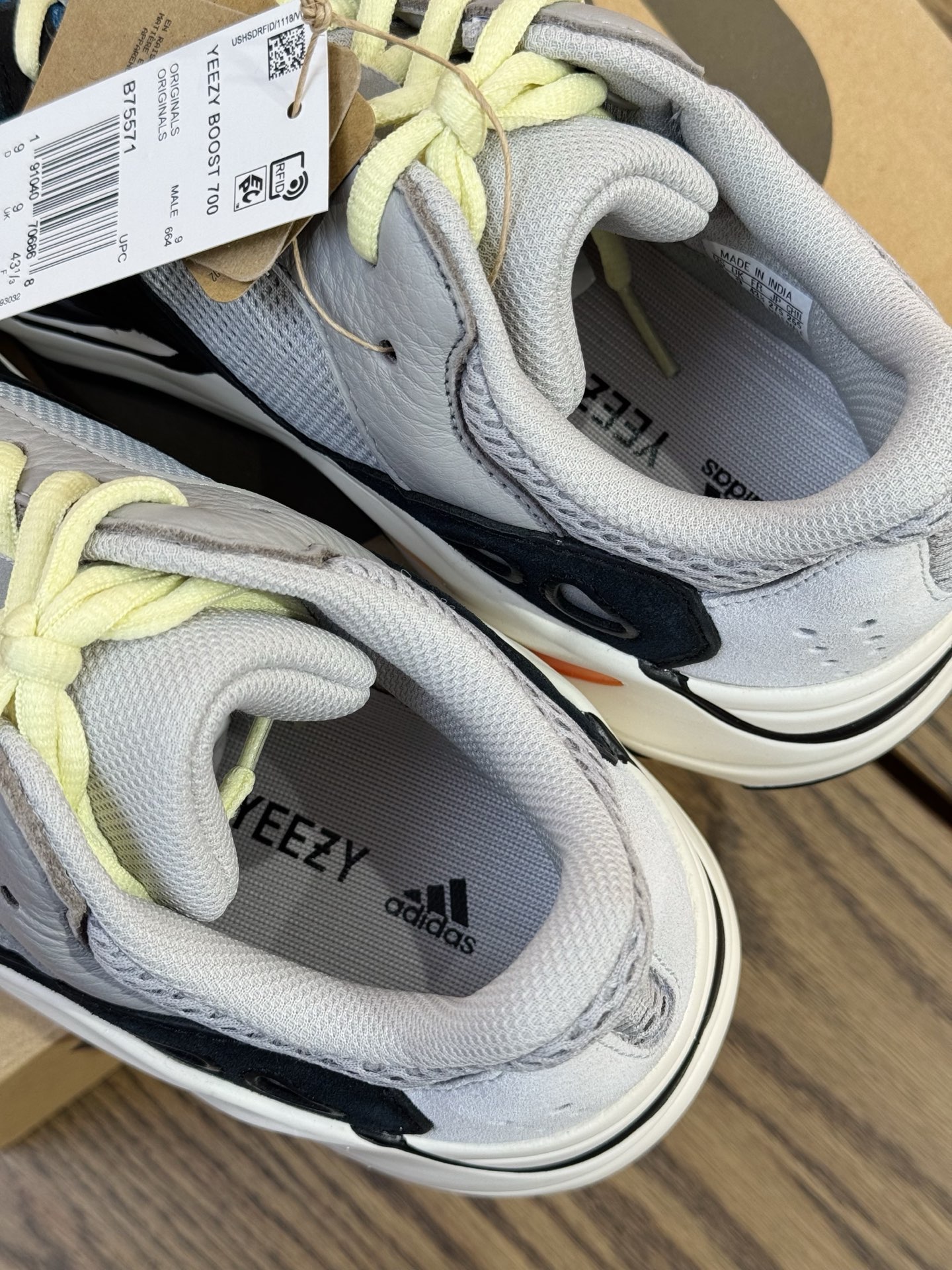Yeezy Boost 700 初代 Wave Runner 灰白黑 2022款 B75571