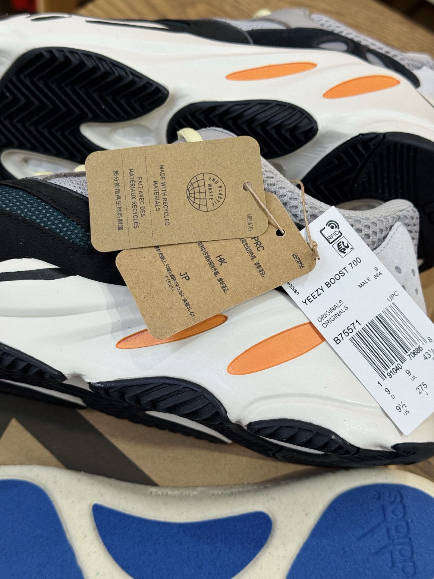 Yeezy Boost 700 初代 Wave Runner 灰白黑 2022款 B75571