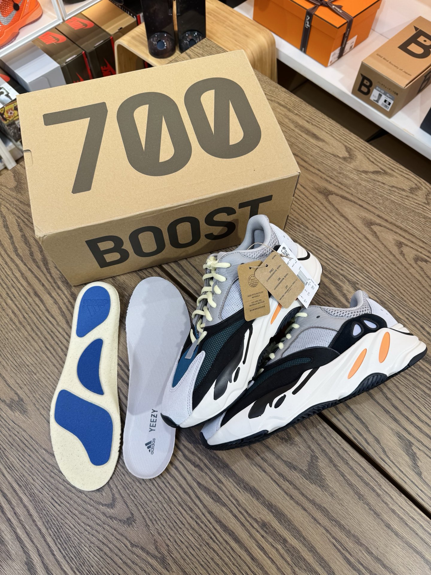 Yeezy Boost 700 初代 Wave Runner 灰白黑 2022款 B75571