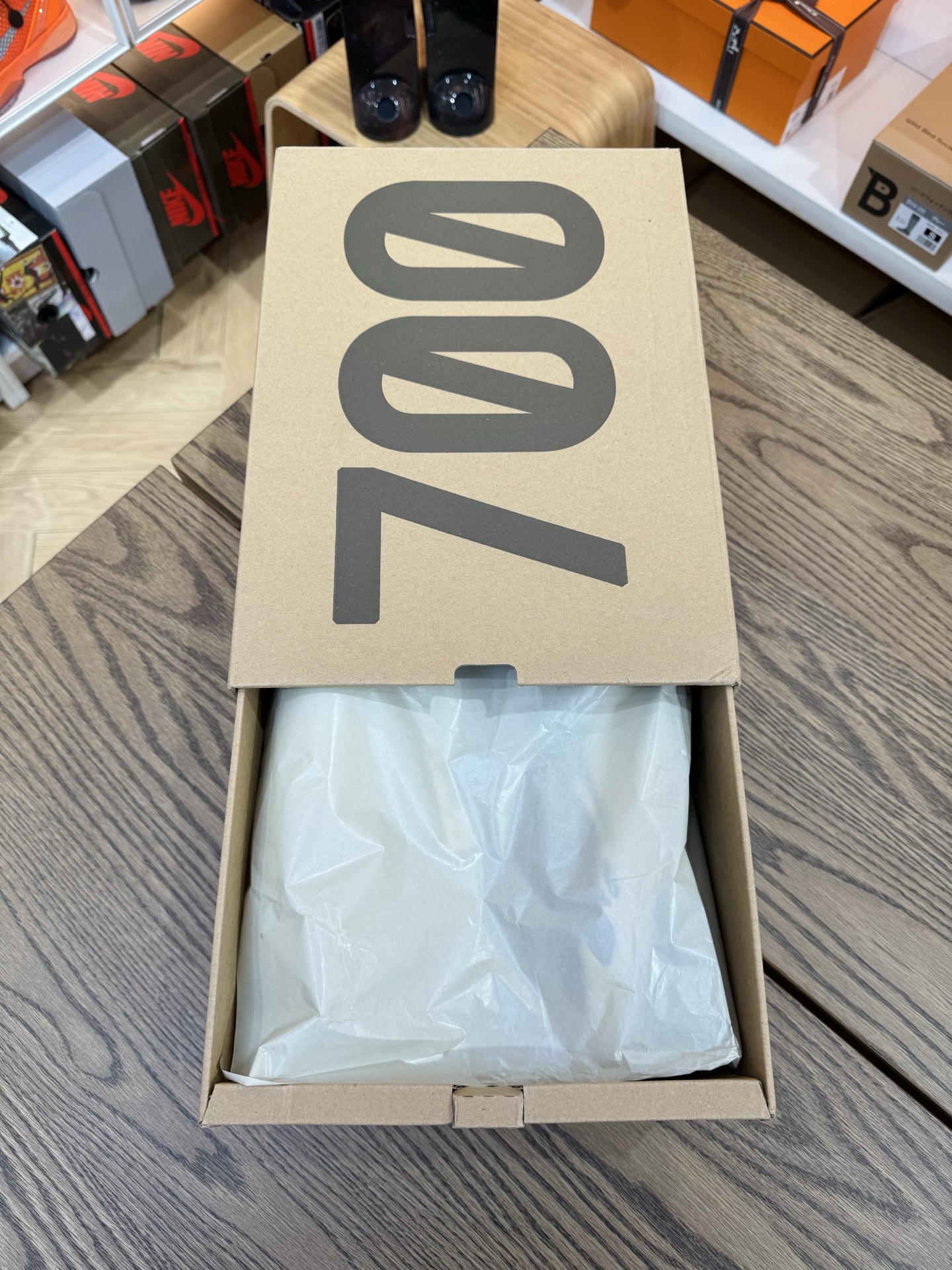 Yeezy Boost 700 初代 Wave Runner 灰白黑 2022款 B75571