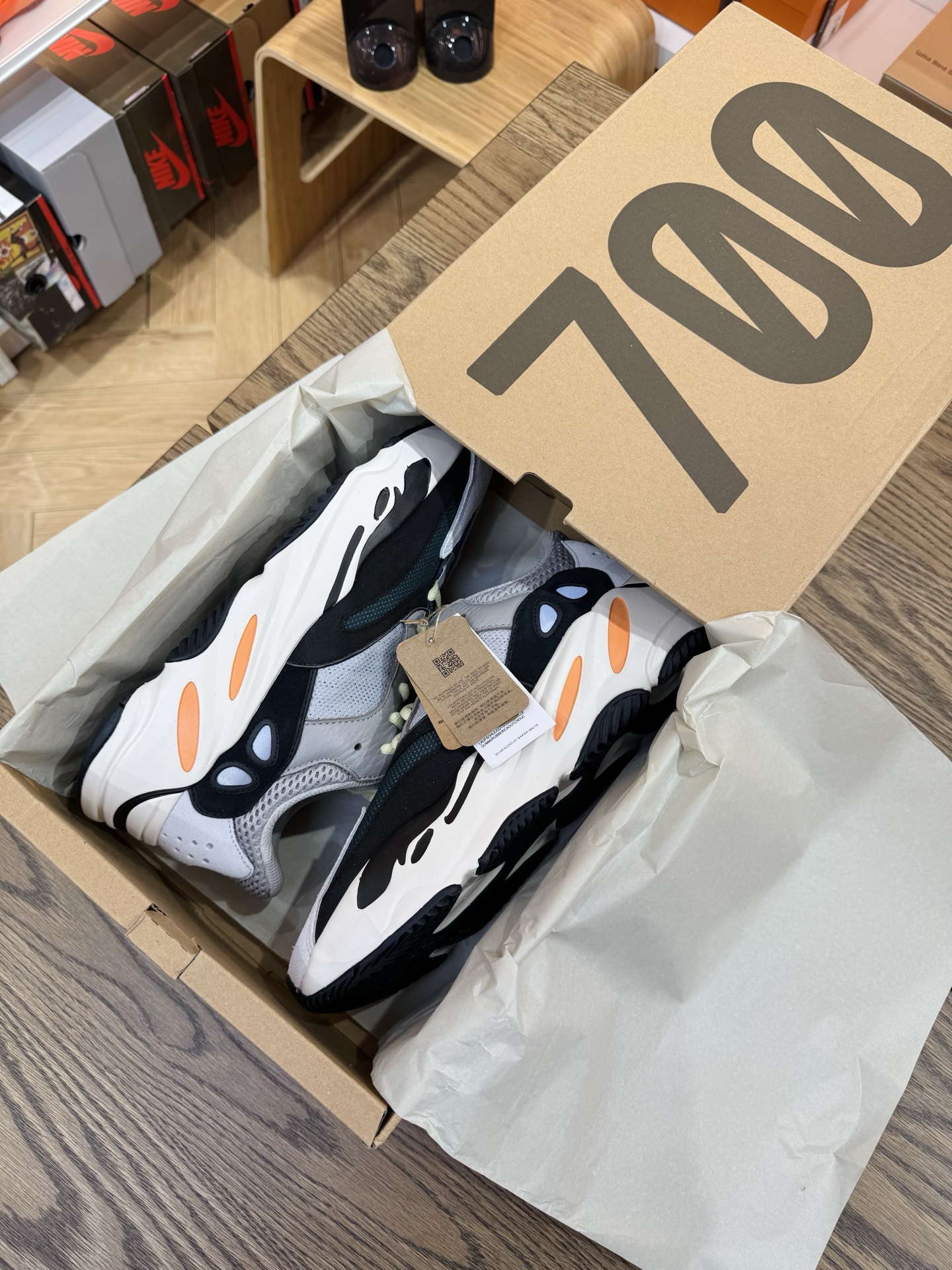 Yeezy Boost 700 初代 Wave Runner 灰白黑 2022款 B75571