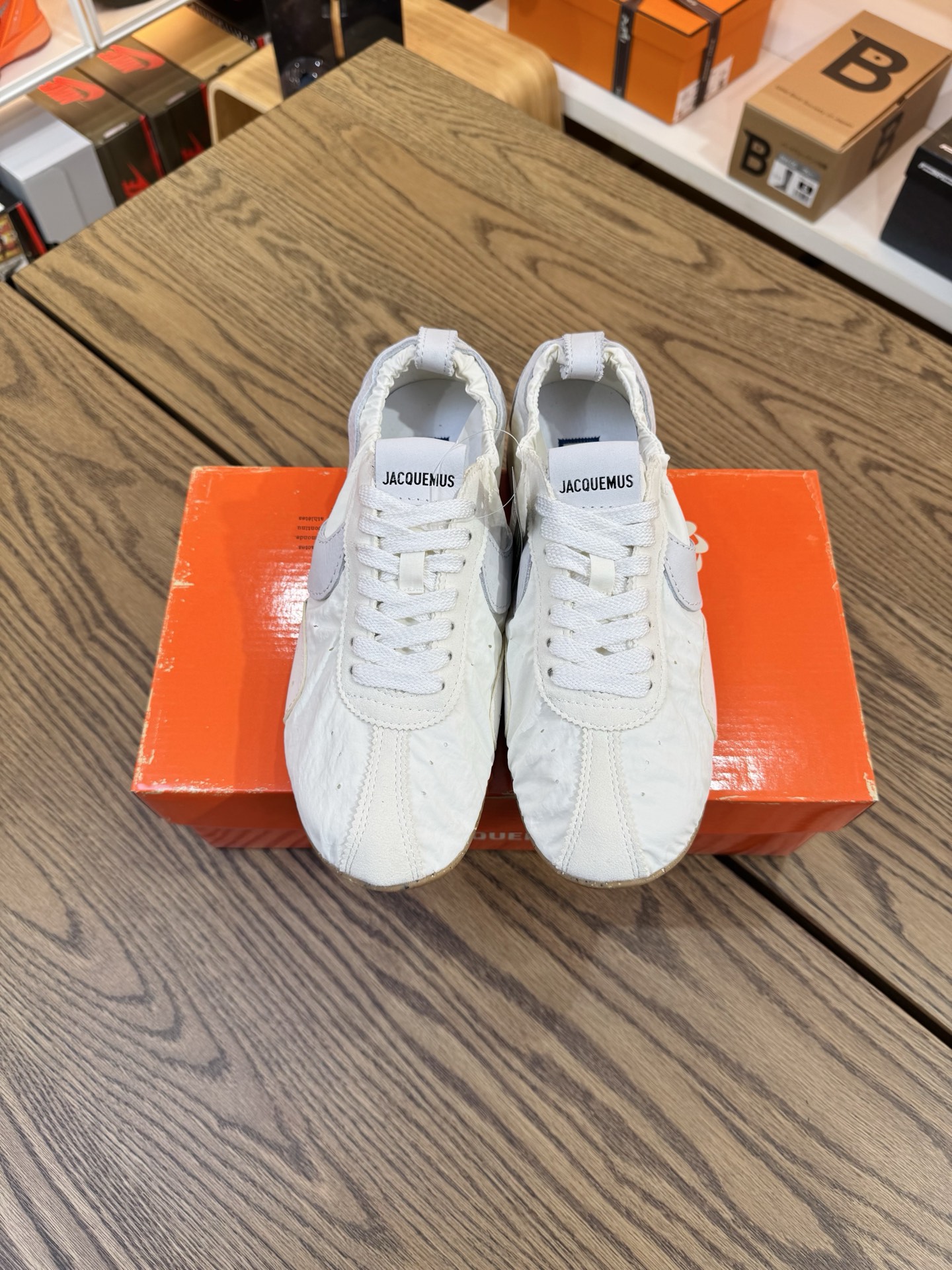Jacquemus Moon 米白色 柔軟 鬆弛感拉滿了 HV8547-002