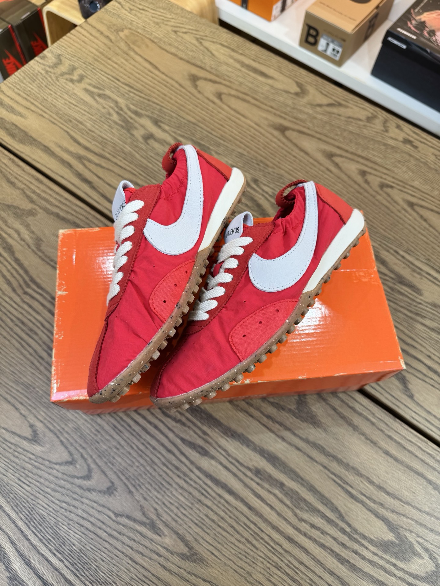 Jacquemus Moon 聯名 紅色 柔軟 鬆弛感拉滿了 HV8547-600