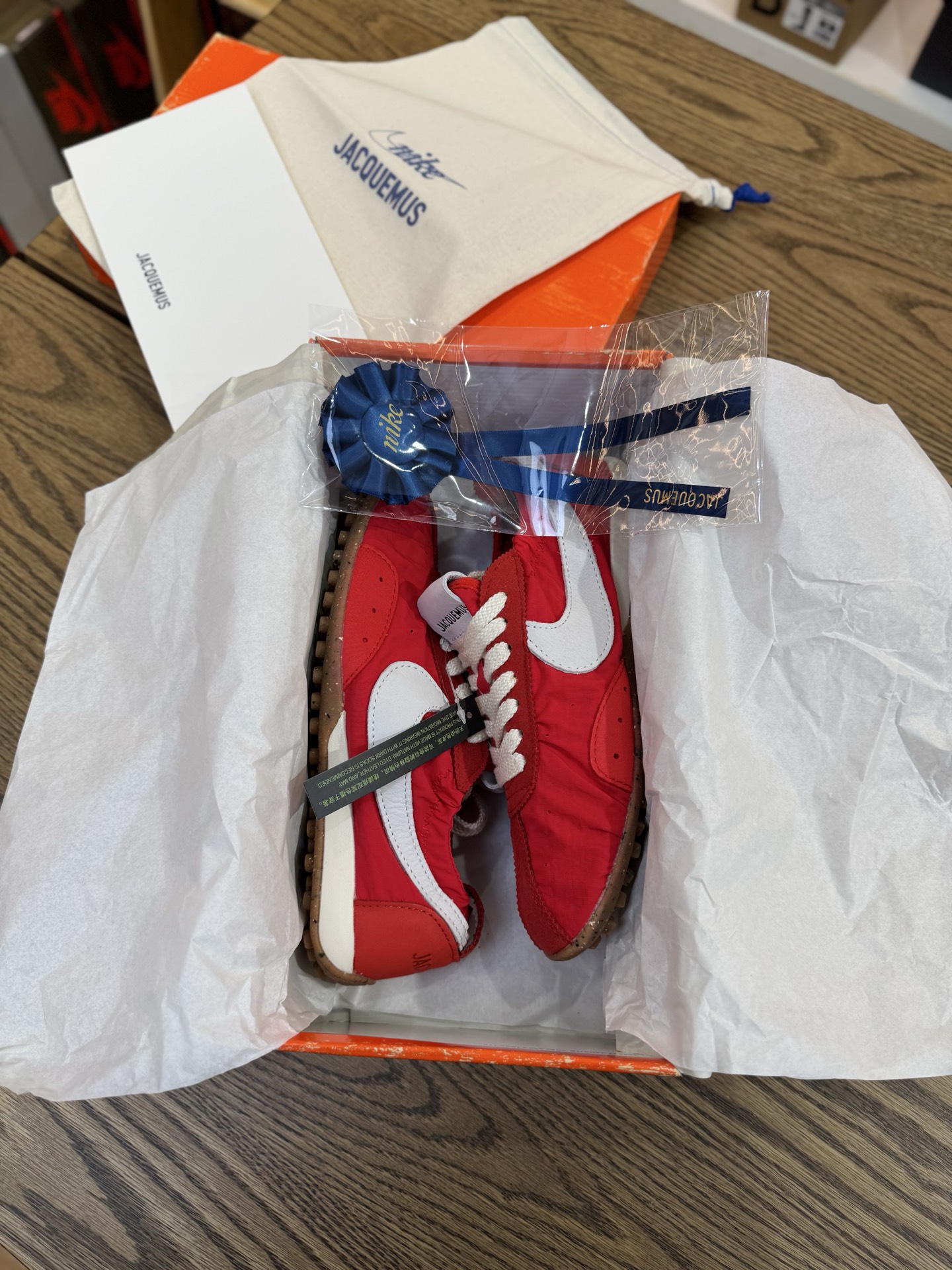 Jacquemus Moon 聯名 紅色 柔軟 鬆弛感拉滿了 HV8547-600