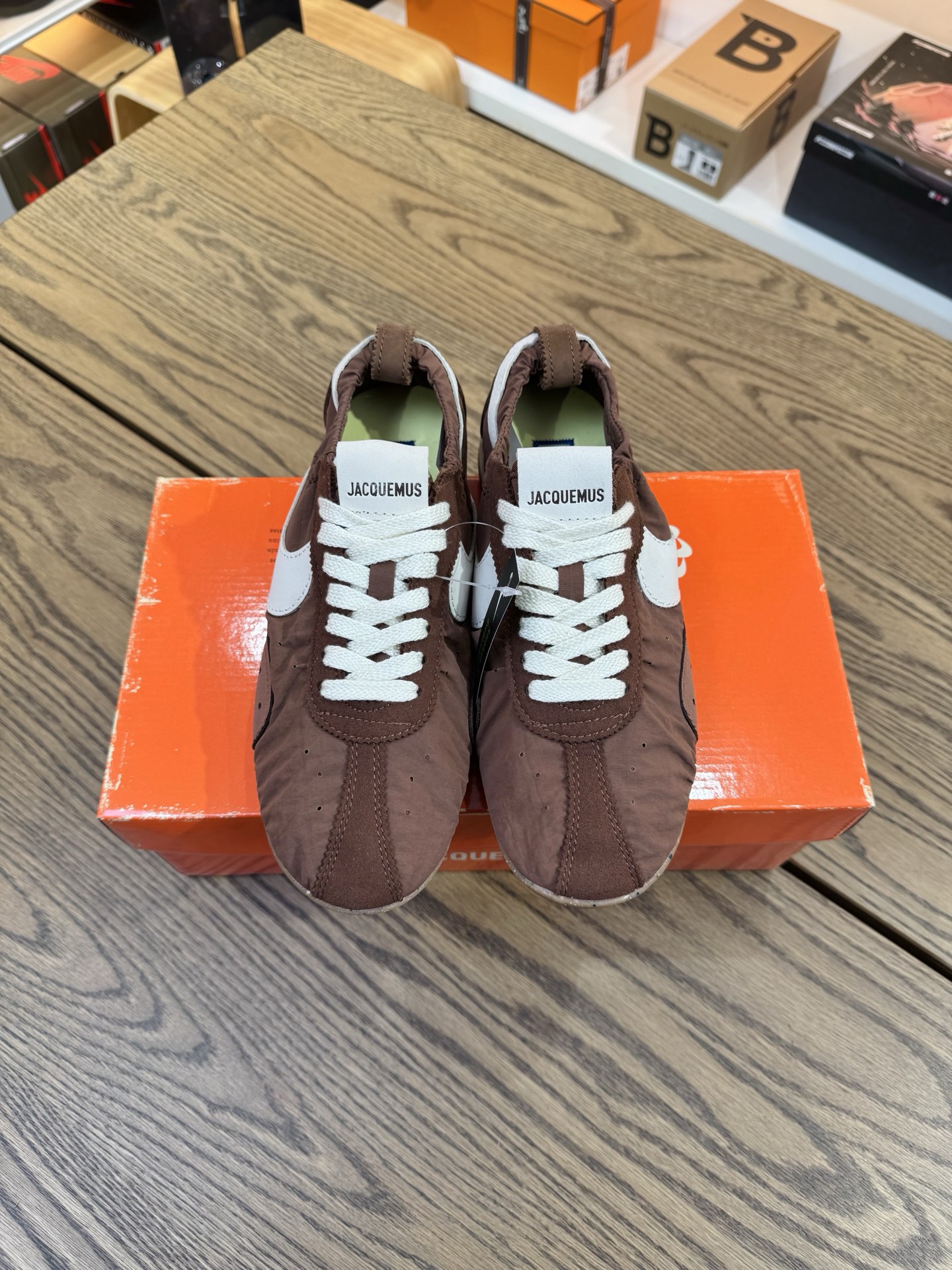 Jacquemus Moon 棕色 柔軟 鬆弛感拉滿了 HV8547-200