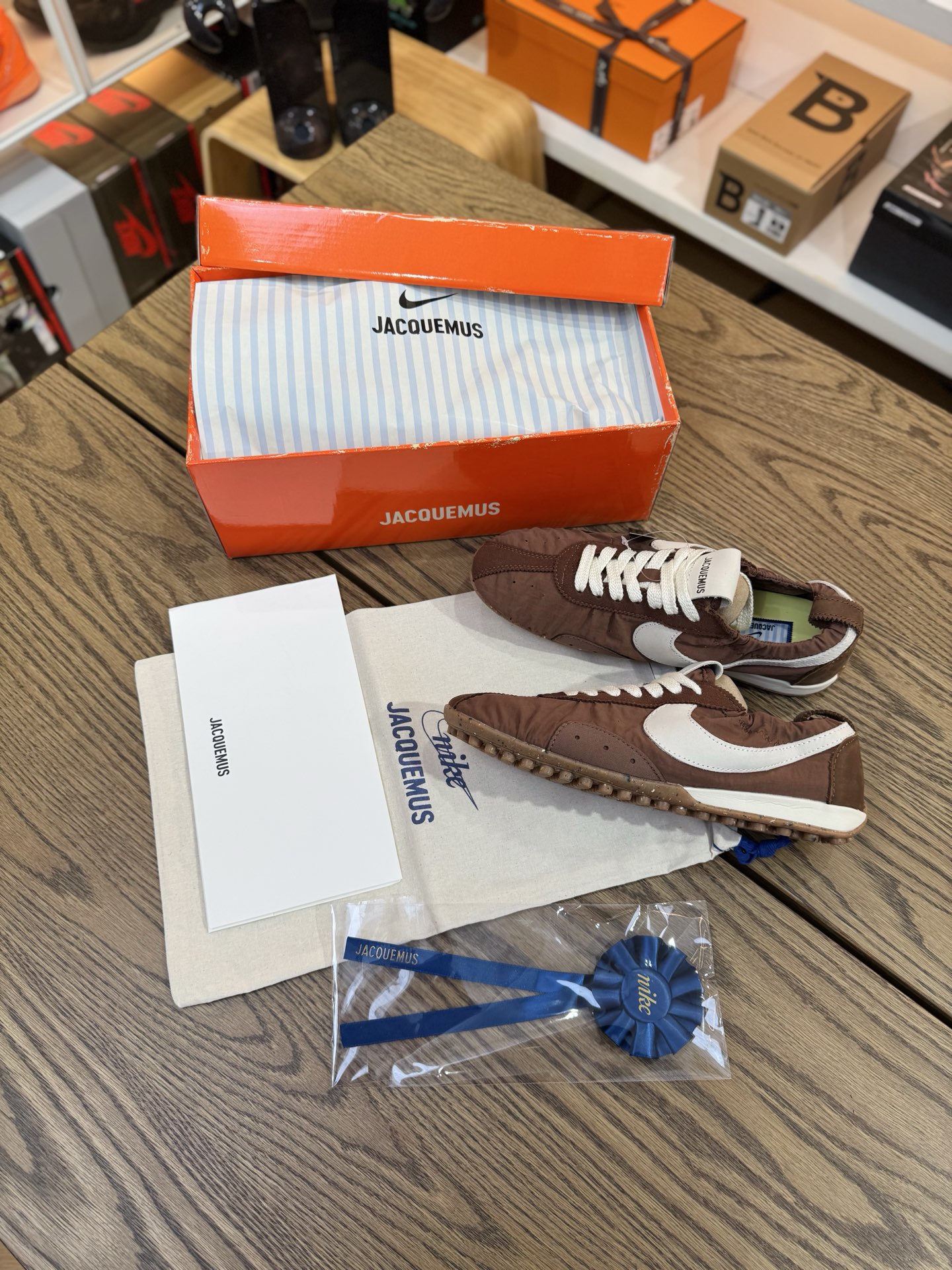 Jacquemus Moon 棕色 柔軟 鬆弛感拉滿了 HV8547-200