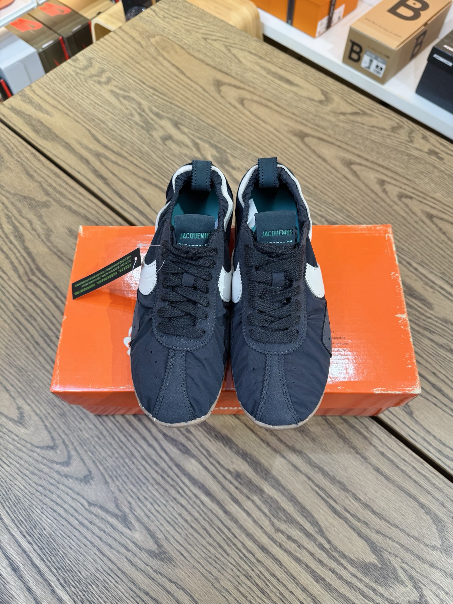 Jacquemus Moon 聯名 柔軟 鬆弛感拉滿了 HV8547-001