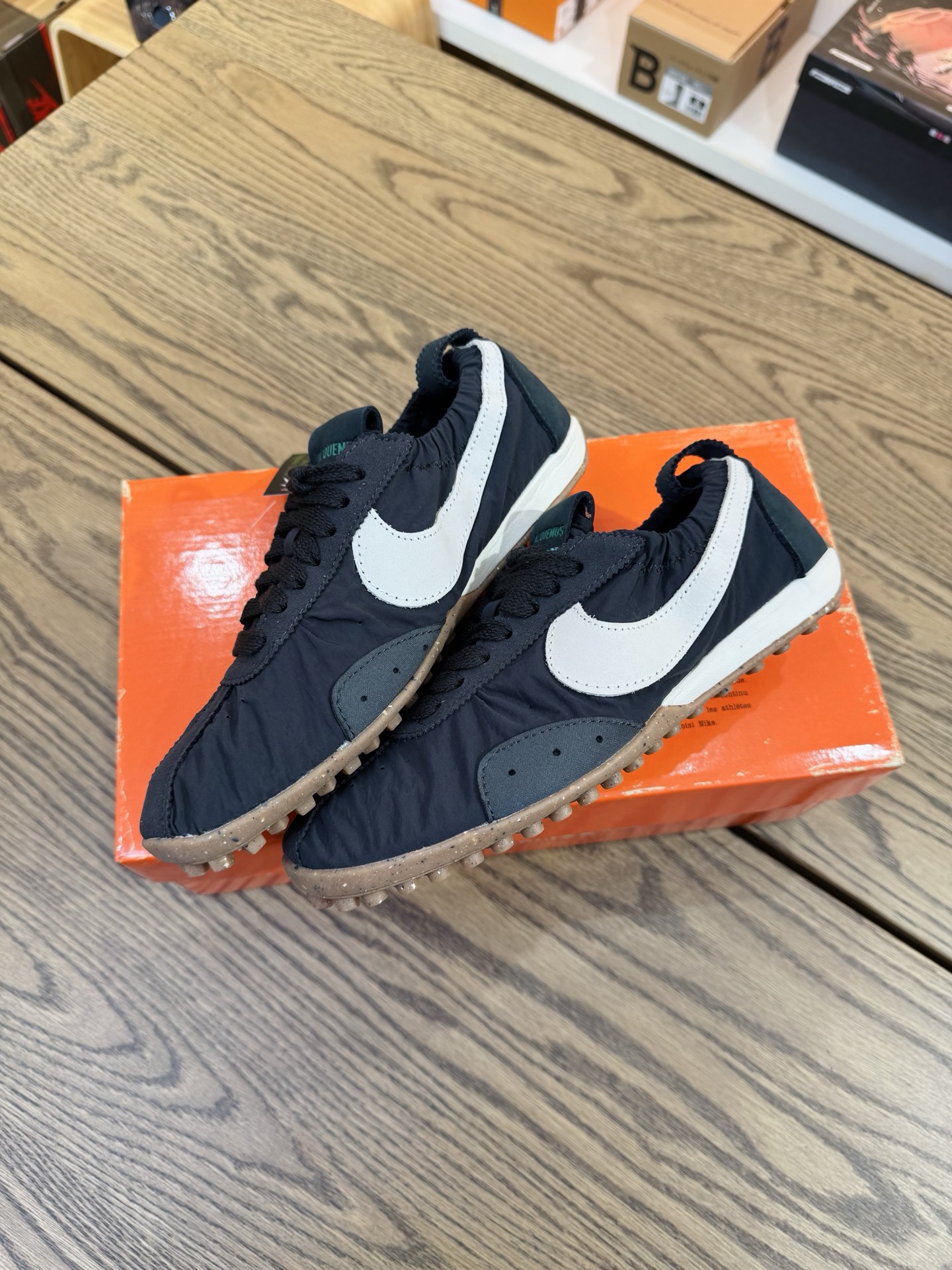 Jacquemus Moon 聯名 柔軟 鬆弛感拉滿了 HV8547-001
