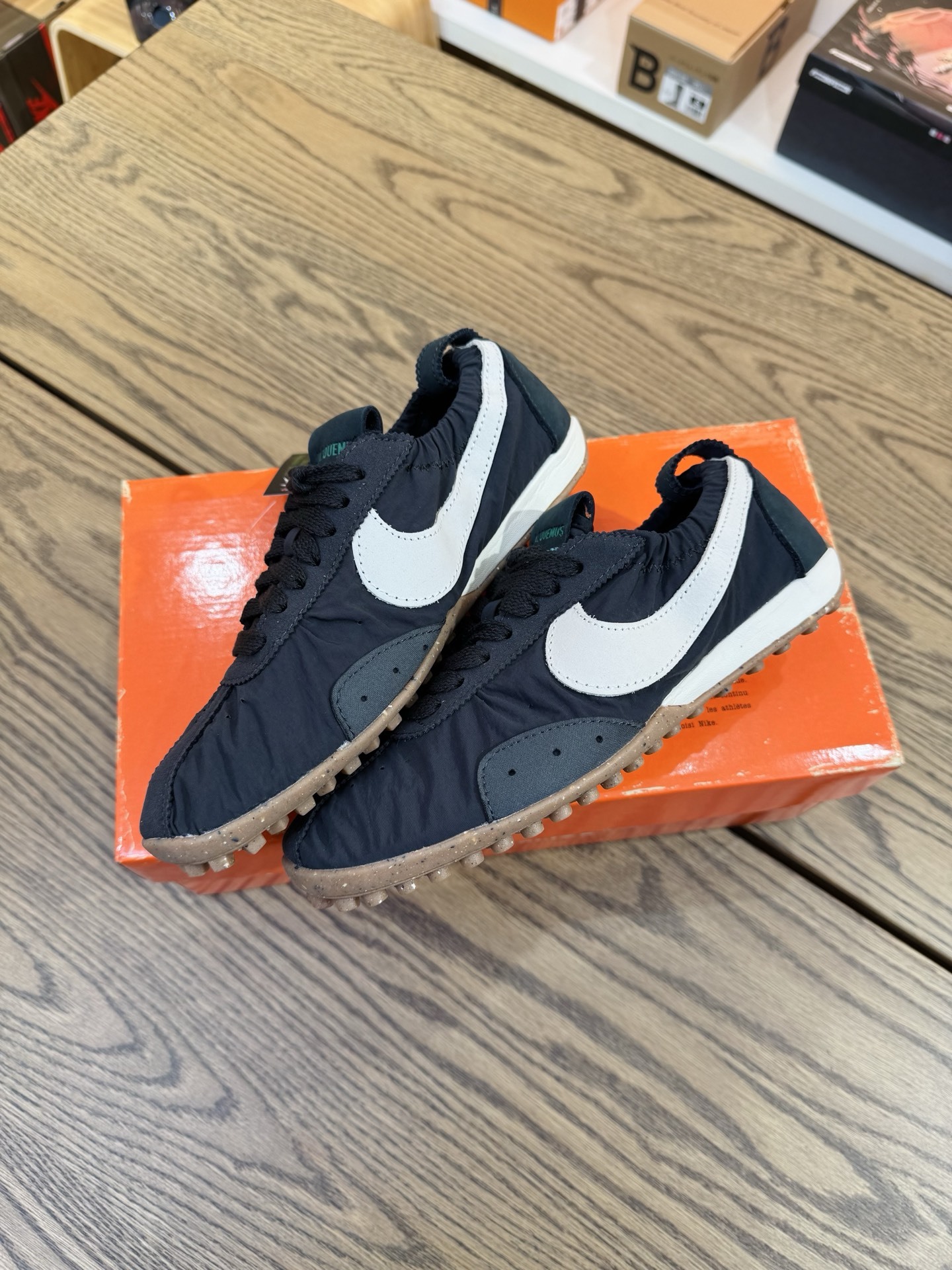 Jacquemus Moon 聯名 柔軟 鬆弛感拉滿了 HV8547-001