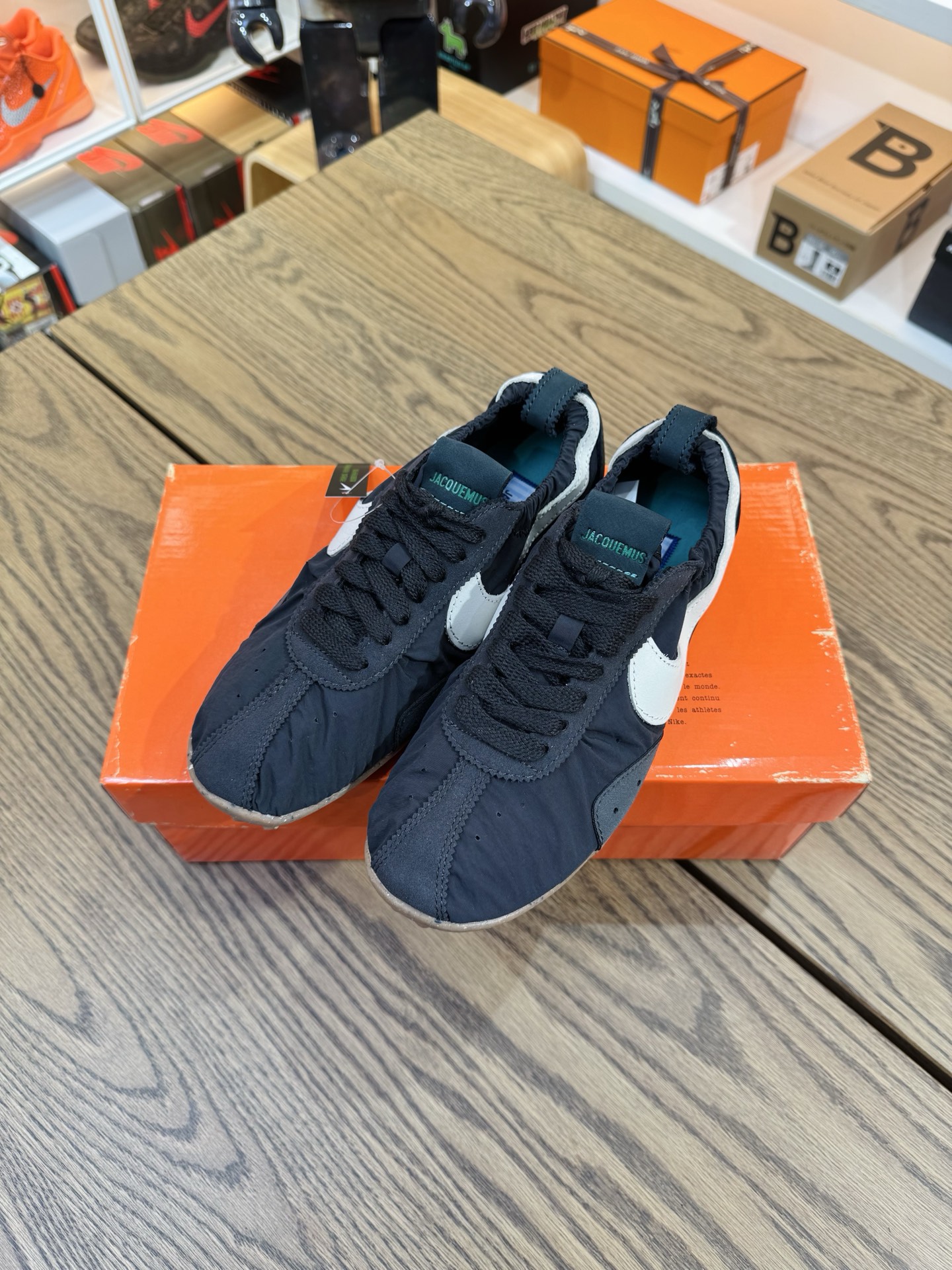 Jacquemus Moon 聯名 柔軟 鬆弛感拉滿了 HV8547-001
