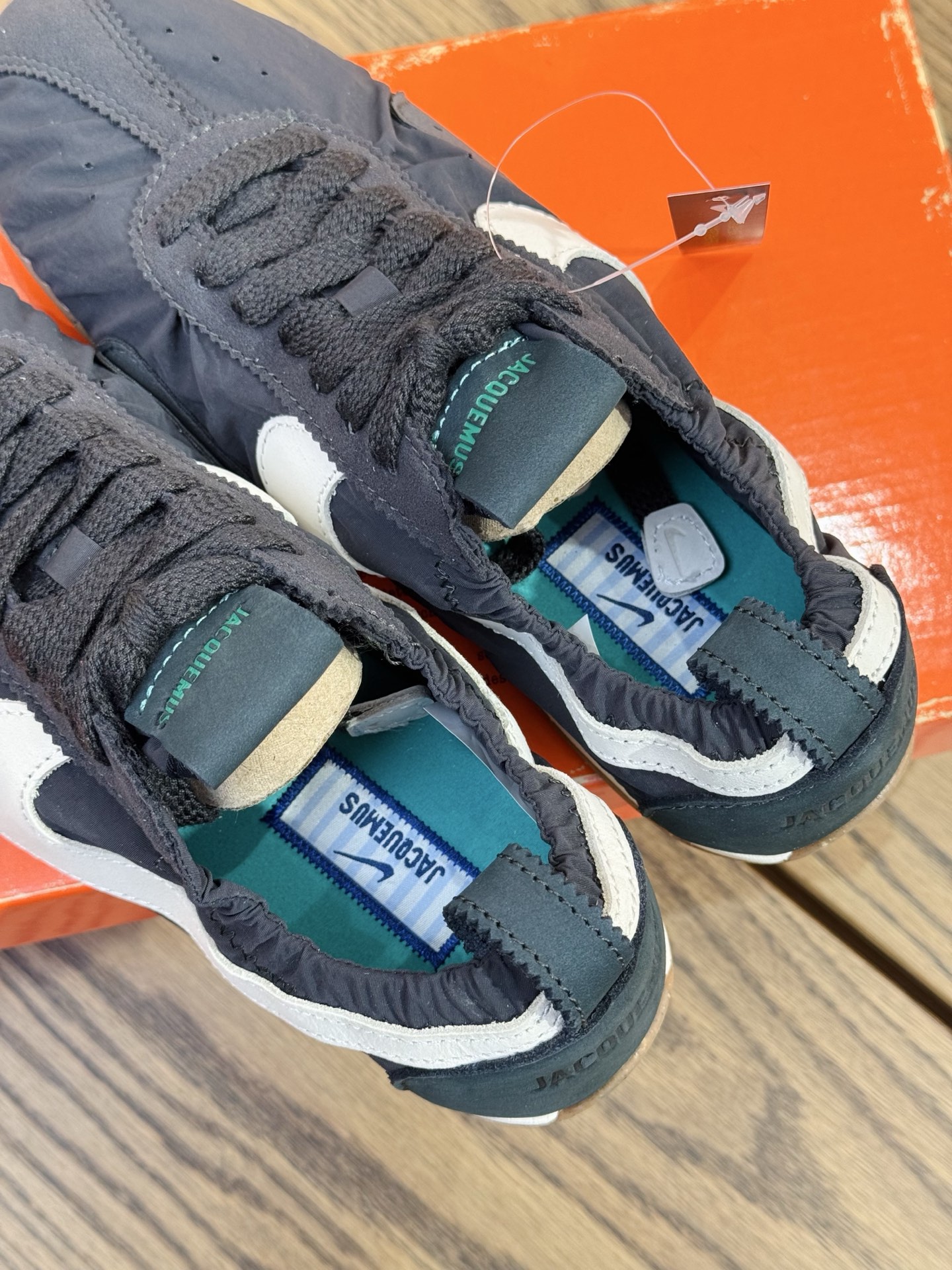 Jacquemus Moon 聯名 柔軟 鬆弛感拉滿了 HV8547-001
