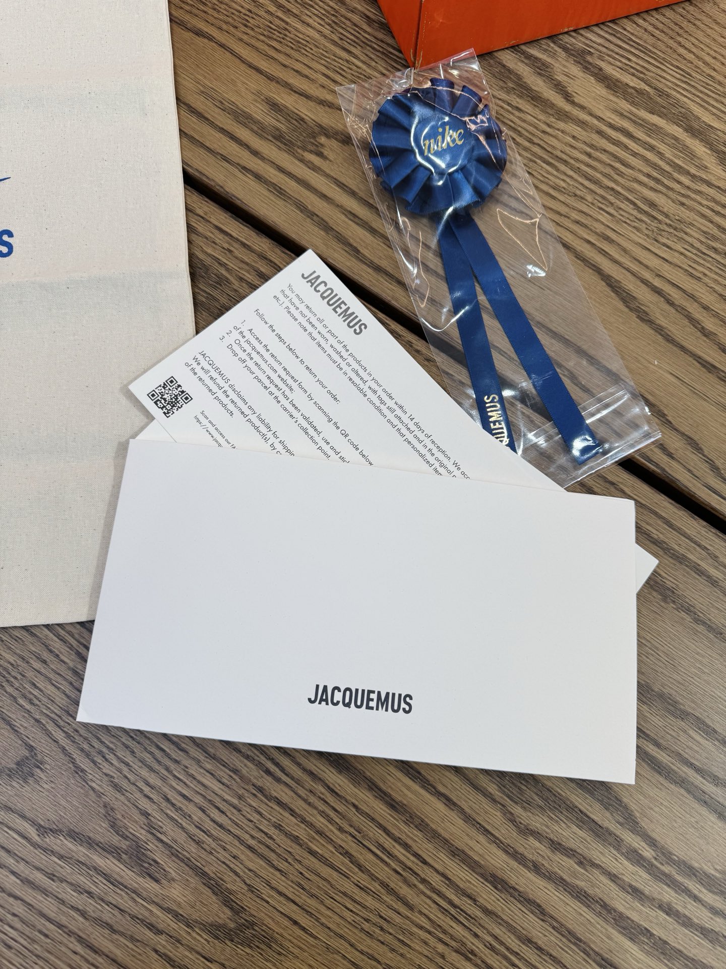 Jacquemus Moon 聯名 柔軟 鬆弛感拉滿了 HV8547-001