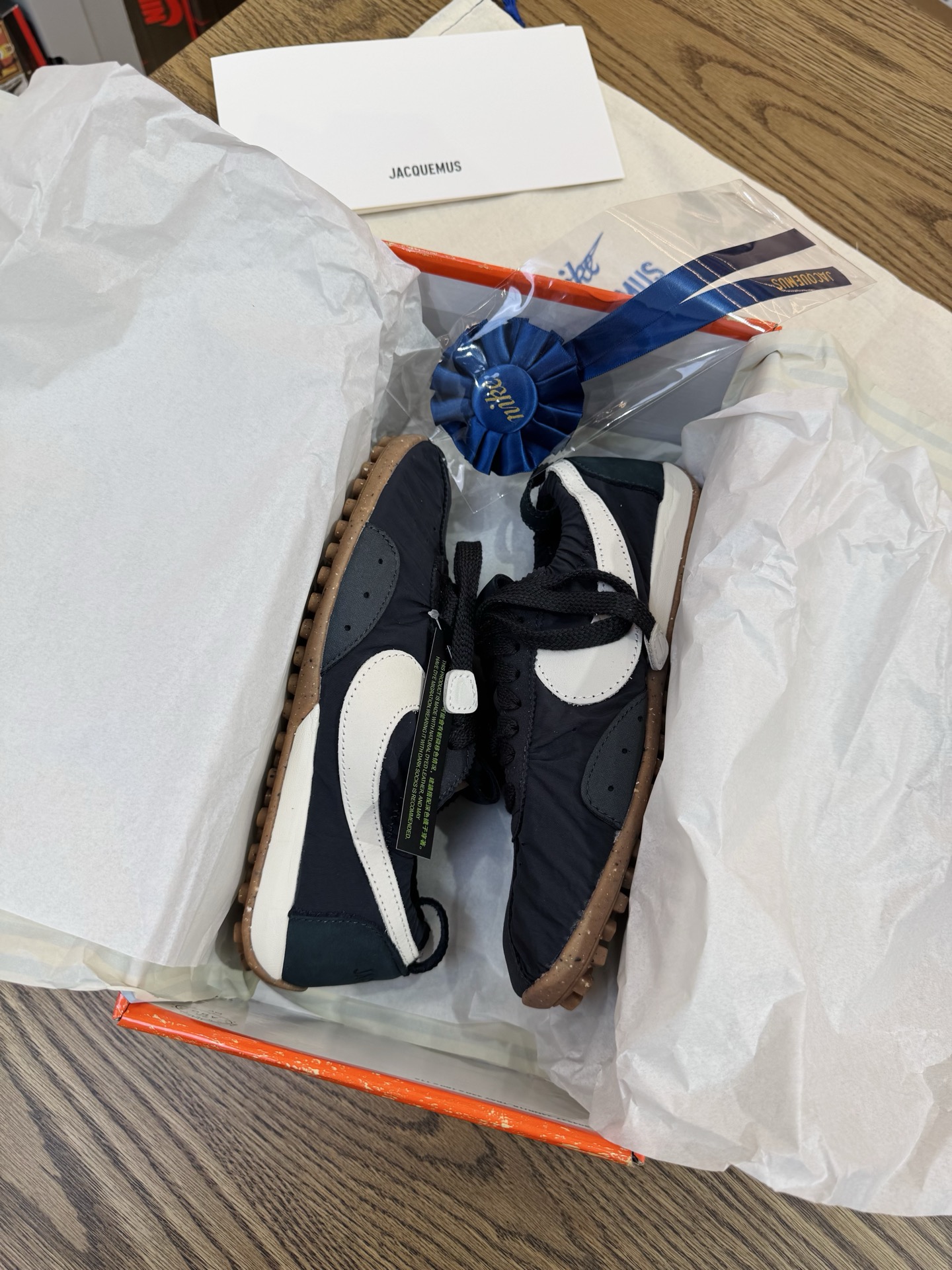 Jacquemus Moon 聯名 柔軟 鬆弛感拉滿了 HV8547-001