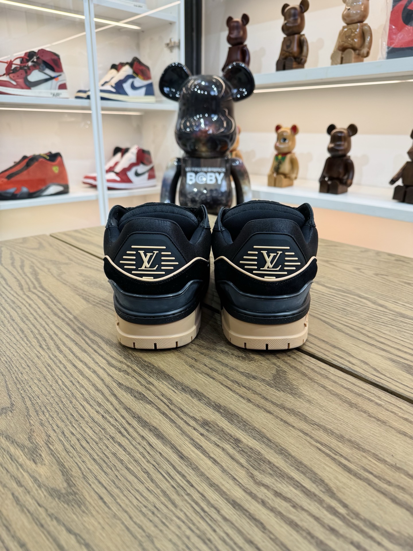 【💥清倉特價💥】 LV胖丁 黑麂皮  尺碼：41-UK7 （偏大 42-42.5都可穿） 品相佳：G