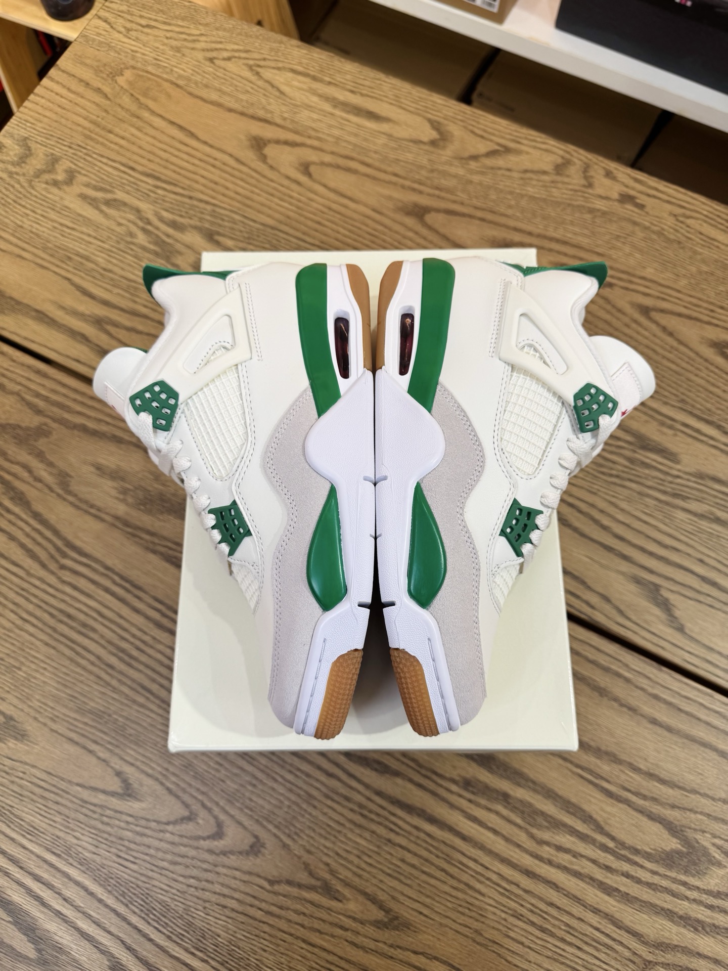 SB x AJ4 白綠 Pine Green DR5415-103