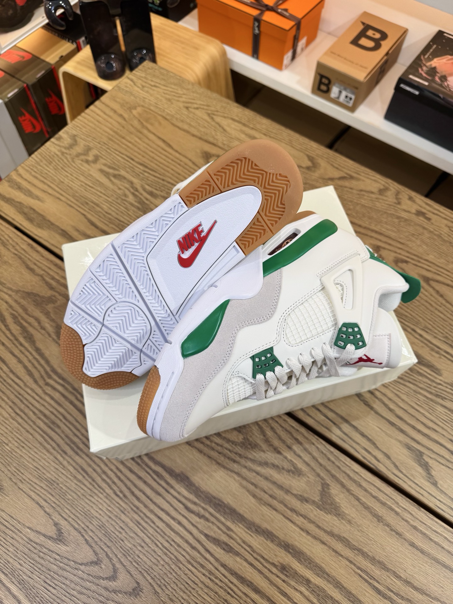 SB x AJ4 白綠 Pine Green DR5415-103