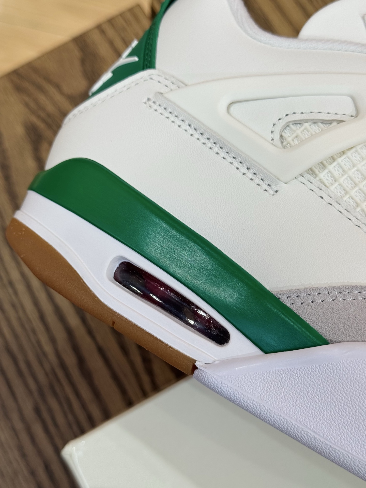 SB x AJ4 白綠 Pine Green DR5415-103