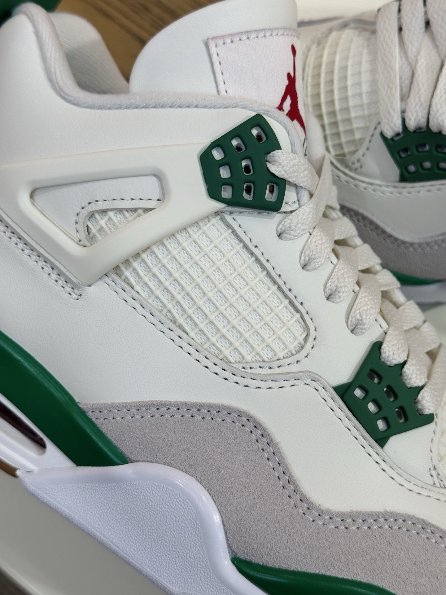 SB x AJ4 白綠 Pine Green DR5415-103