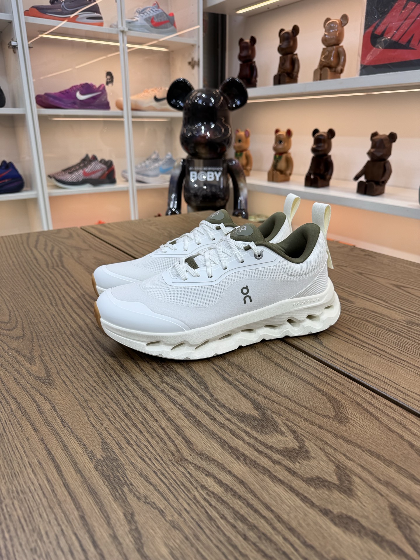 On昂跑 x LOEWE羅意威 聯名款 Cloudtilt 2.0 白綠色