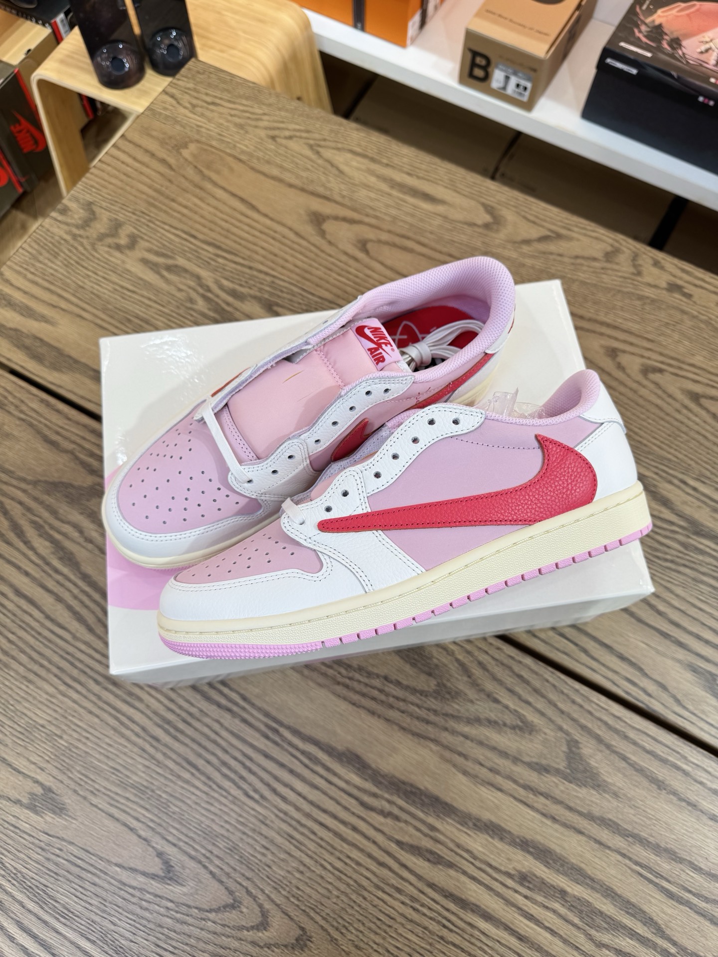 Prime 臻選產品｜ Travis Scott AJ1倒鉤 No.11 粉色紅鉤 男女款 IQ7604-101  尺碼 35.5-48.5「US4-14」