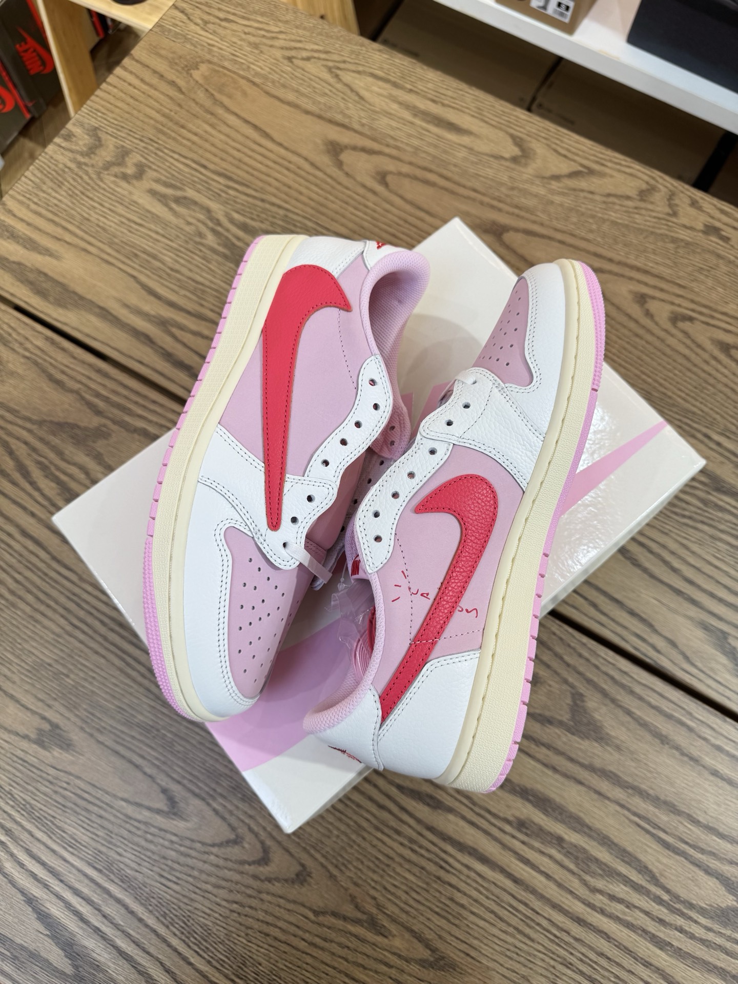Prime 臻選產品｜ Travis Scott AJ1倒鉤 No.11 粉色紅鉤 男女款 IQ7604-101  尺碼 35.5-48.5「US4-14」