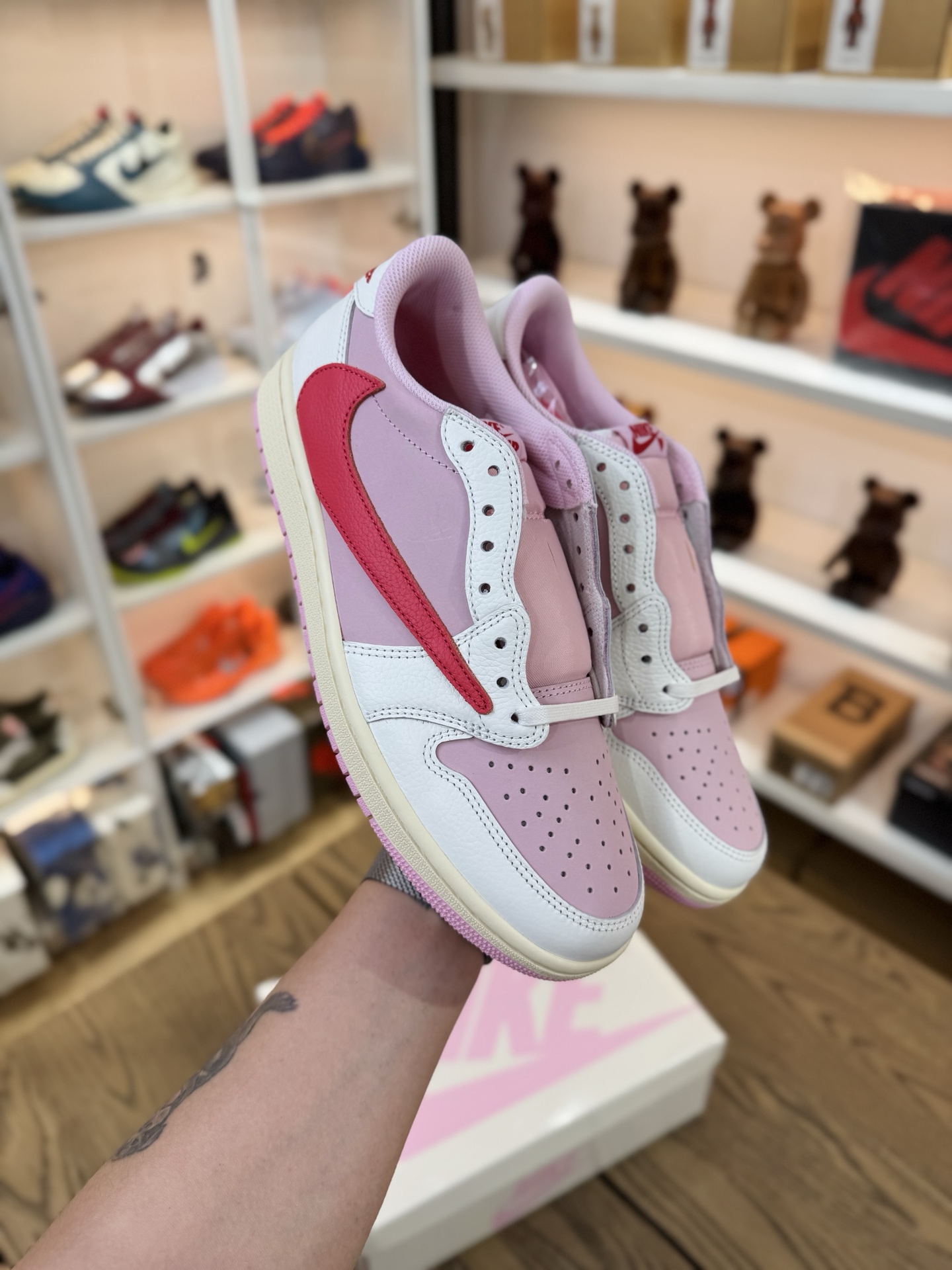 Prime 臻選產品｜ Travis Scott AJ1倒鉤 No.11 粉色紅鉤 男女款 IQ7604-101  尺碼 35.5-48.5「US4-14」