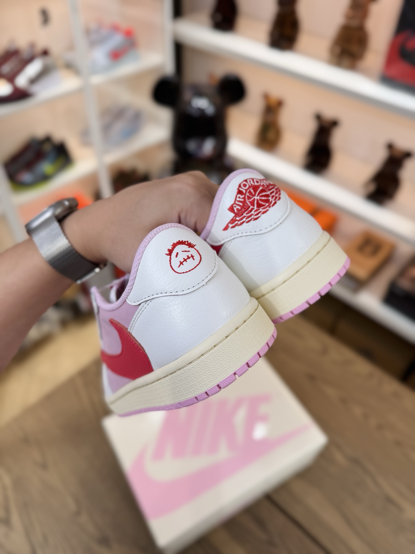 Prime 臻選產品｜ Travis Scott AJ1倒鉤 No.11 粉色紅鉤 男女款 IQ7604-101  尺碼 35.5-48.5「US4-14」