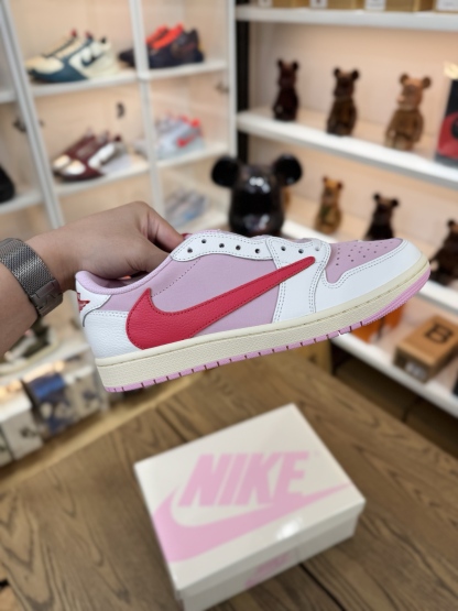 Prime 臻選產品｜ Travis Scott AJ1倒鉤 No.11 粉色紅鉤 男女款 IQ7604-101  尺碼 35.5-48.5「US4-14」