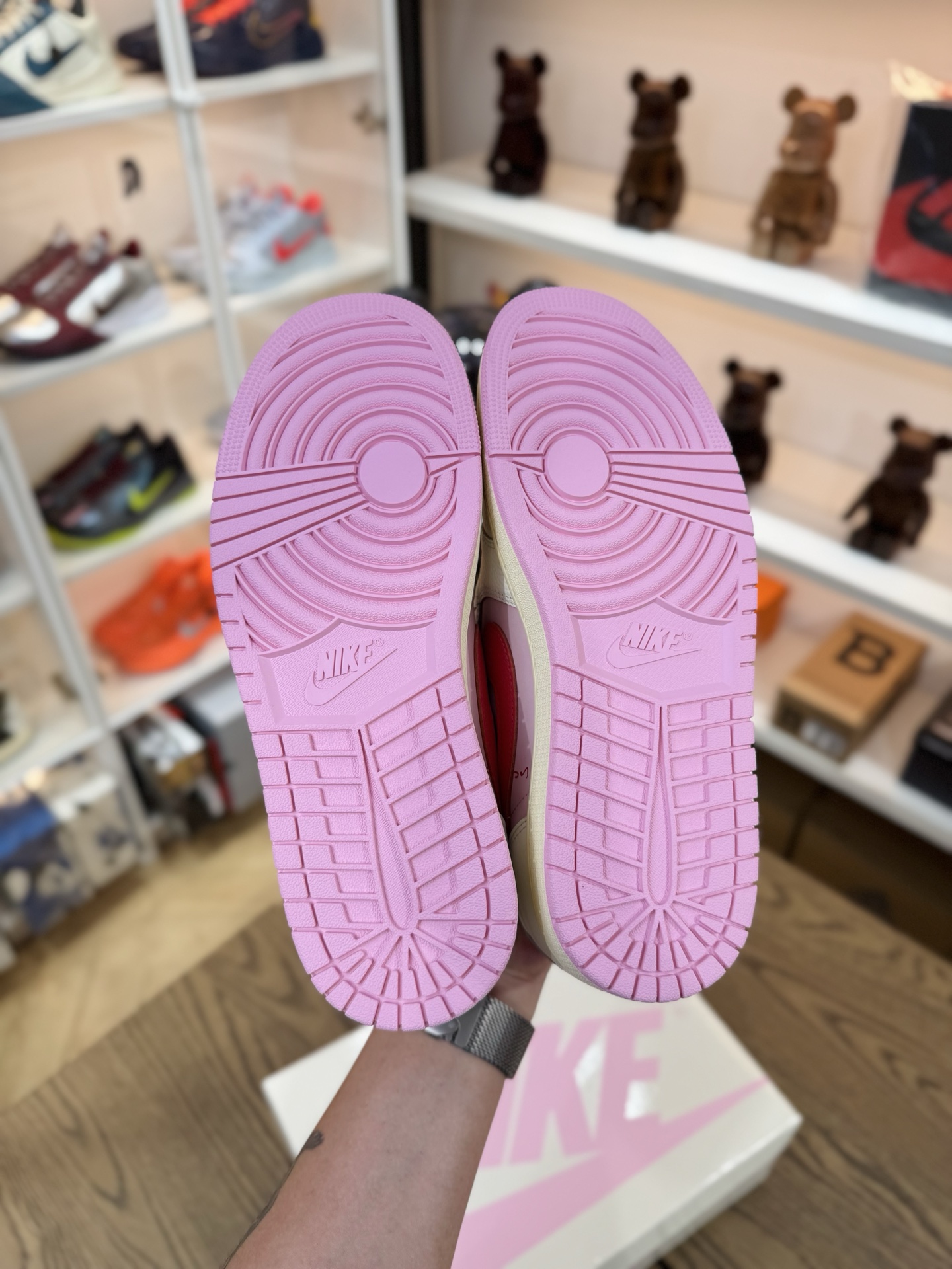 Prime 臻選產品｜ Travis Scott AJ1倒鉤 No.11 粉色紅鉤 男女款 IQ7604-101  尺碼 35.5-48.5「US4-14」