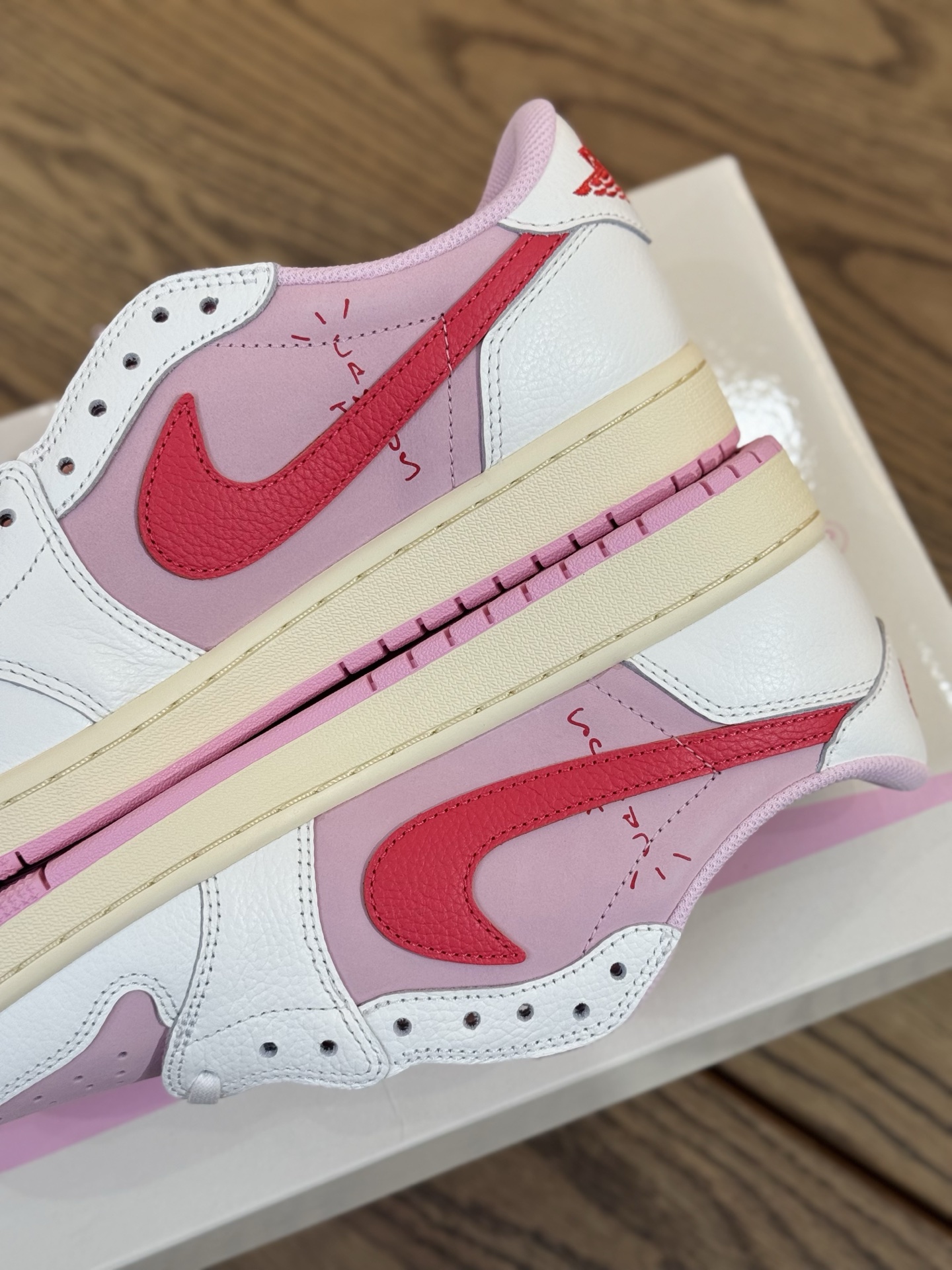 Prime 臻選產品｜ Travis Scott AJ1倒鉤 No.11 粉色紅鉤 男女款 IQ7604-101  尺碼 35.5-48.5「US4-14」