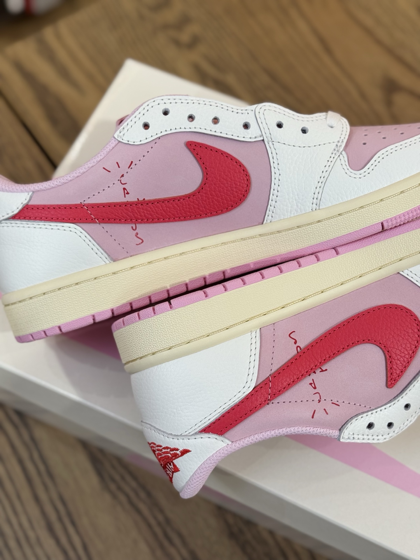 Prime 臻選產品｜ Travis Scott AJ1倒鉤 No.11 粉色紅鉤 男女款 IQ7604-101  尺碼 35.5-48.5「US4-14」